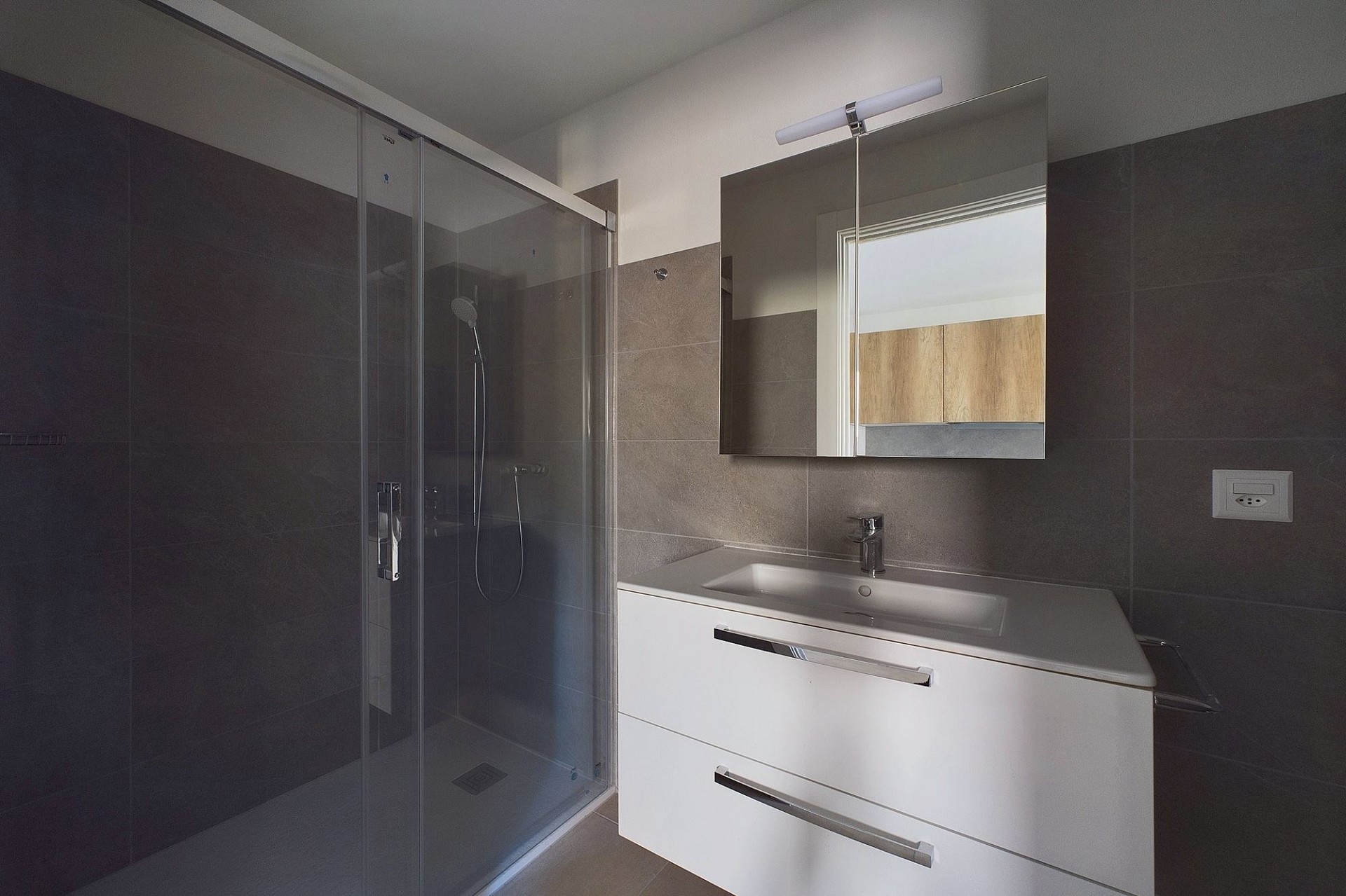 Modernes Badezimmer mit Glasdusche und Waschtisch