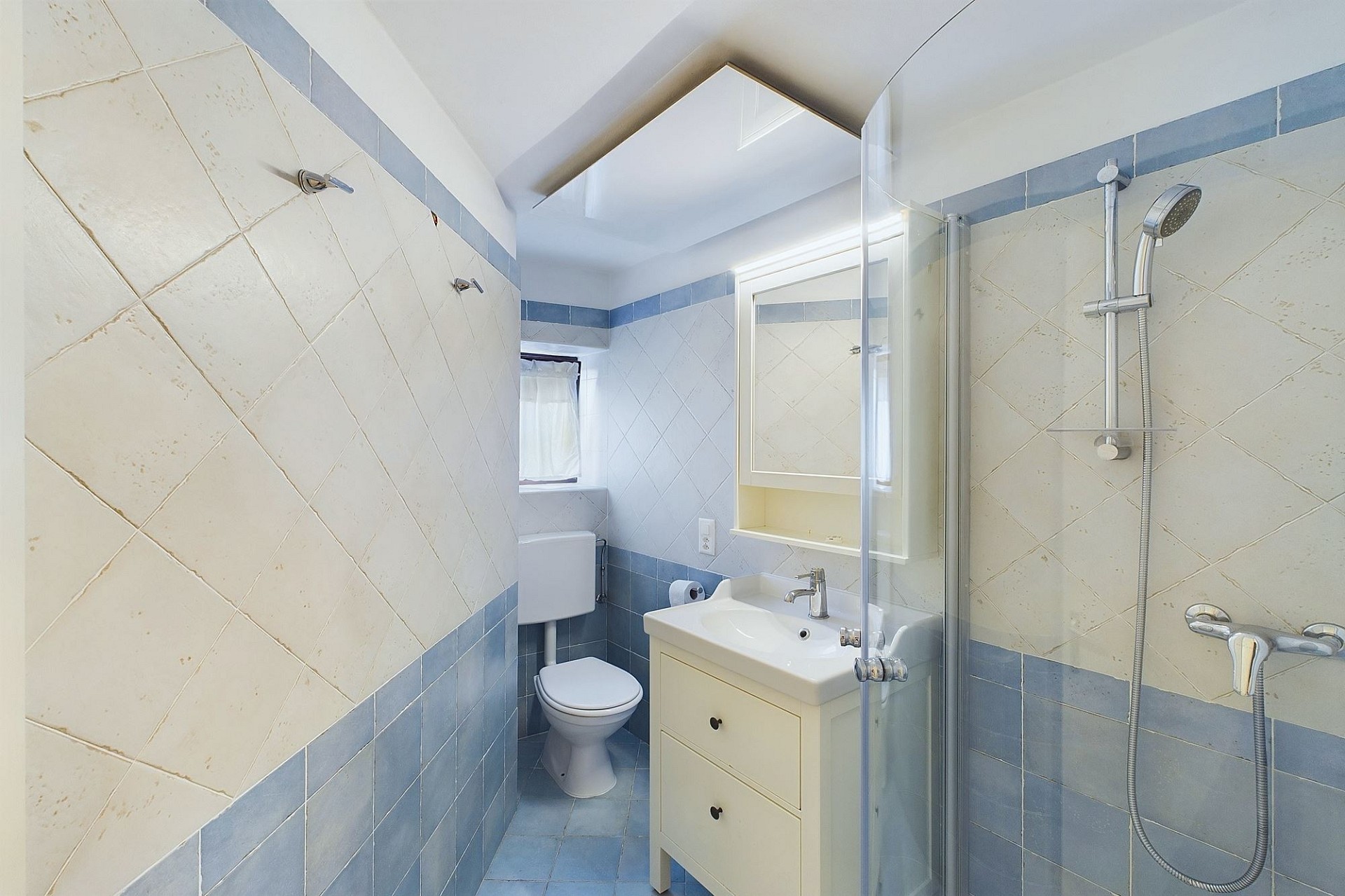 Kompaktes Badezimmer mit Dusche und WC