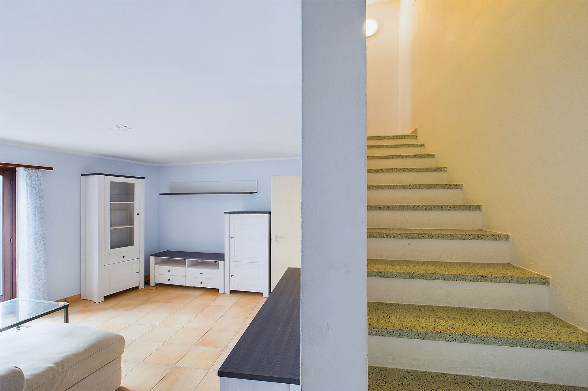 Heller Wohnraum mit Treppe