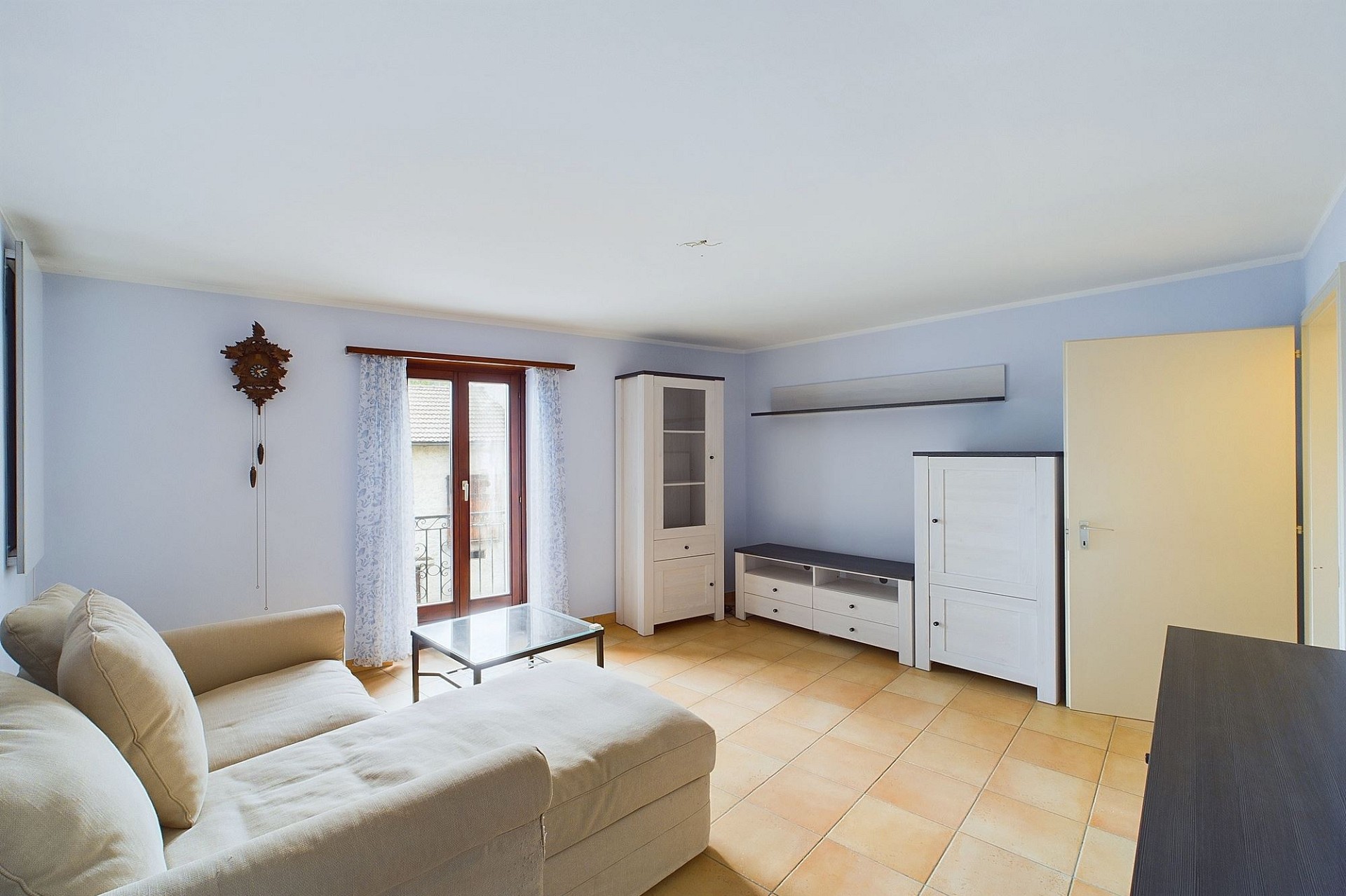 Helles Wohnzimmer mit Balkonzugang