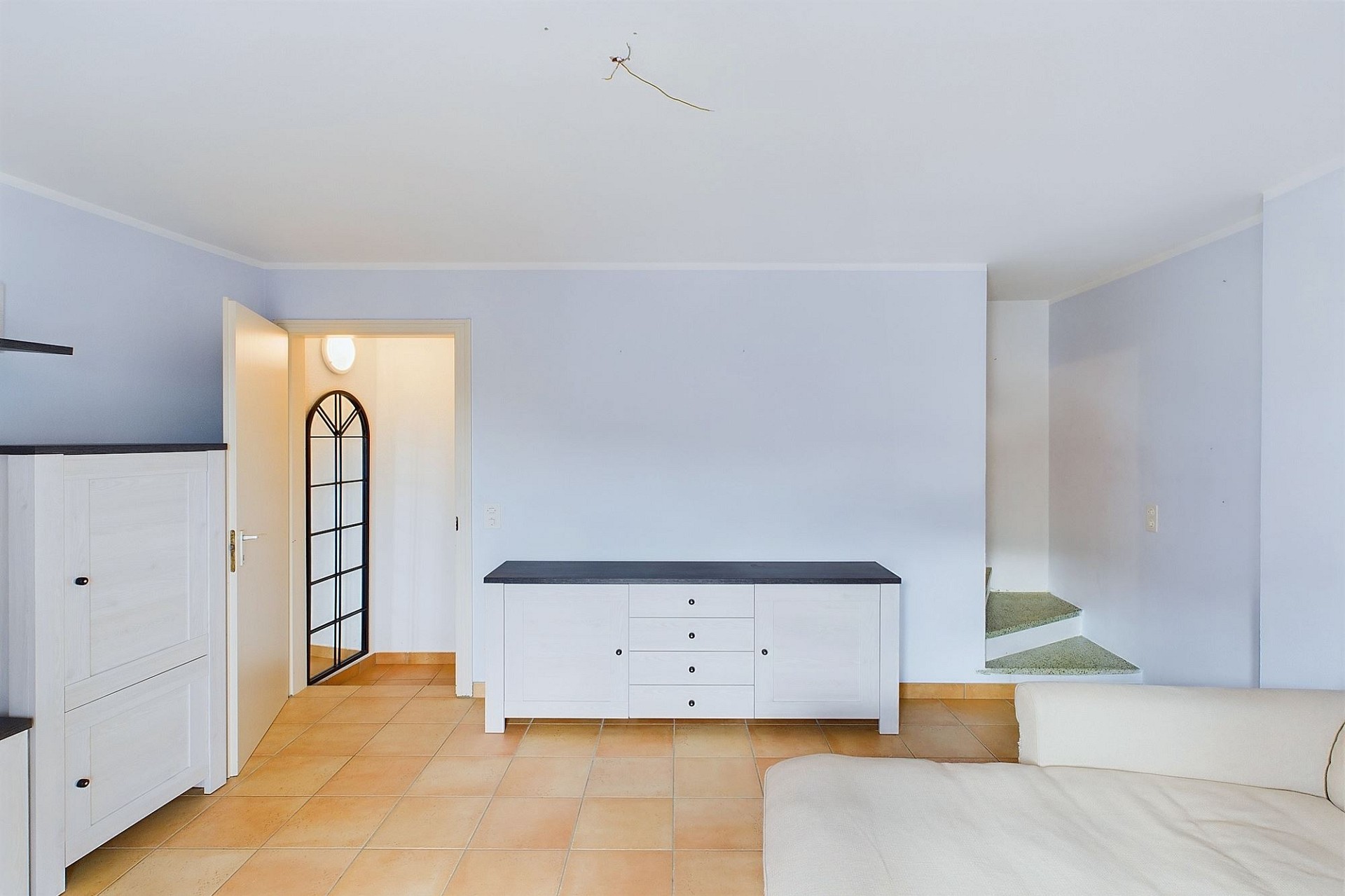 Helles Wohn- bzw. Eingangszimmer mit Terrakottafliesen