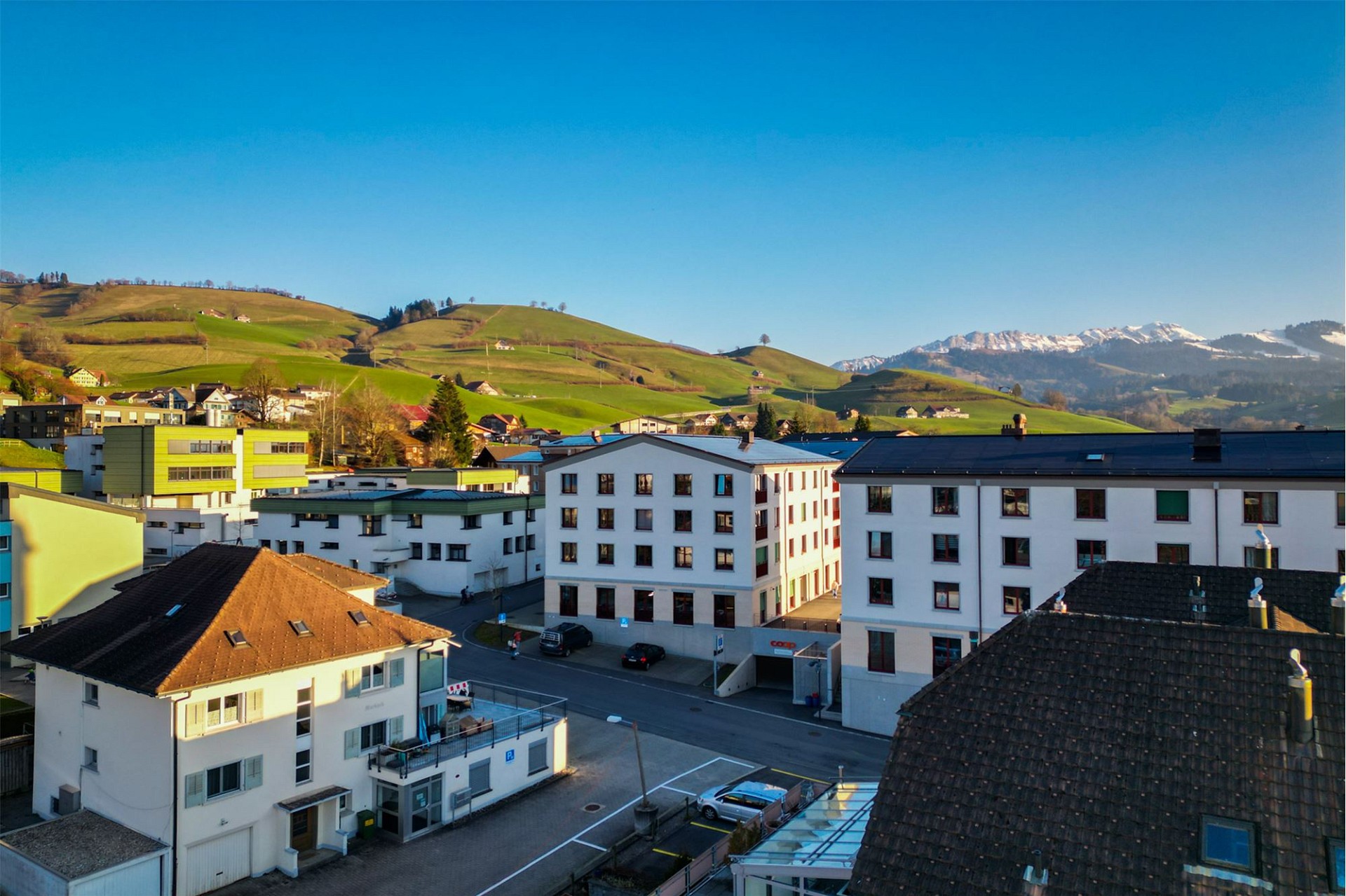 Städtische Wohnbebauung mit Alpenblick