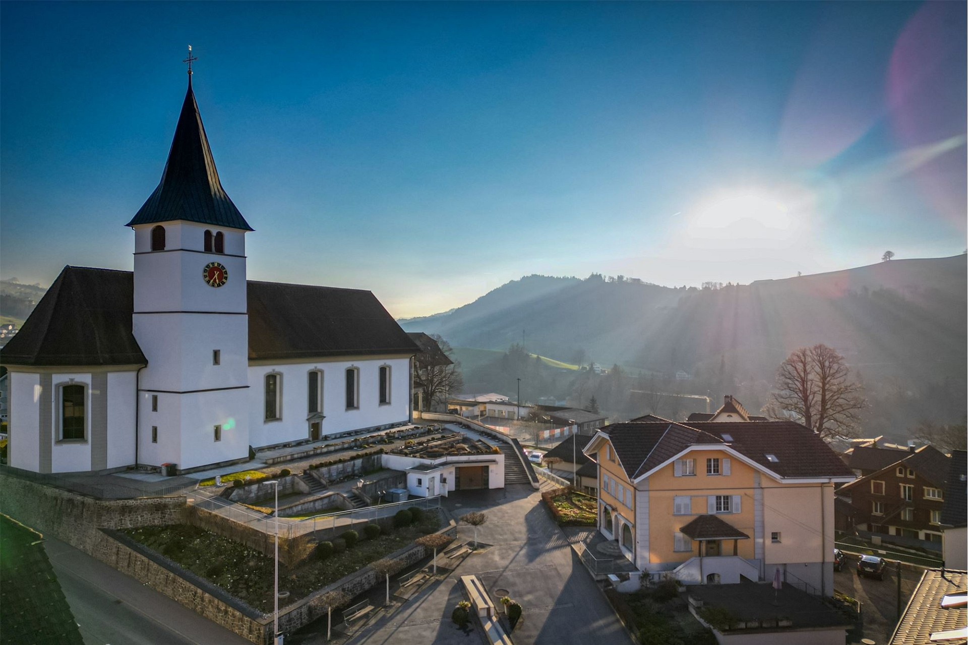 Außenansicht einer Kirche im Morgen- oder Abendlicht