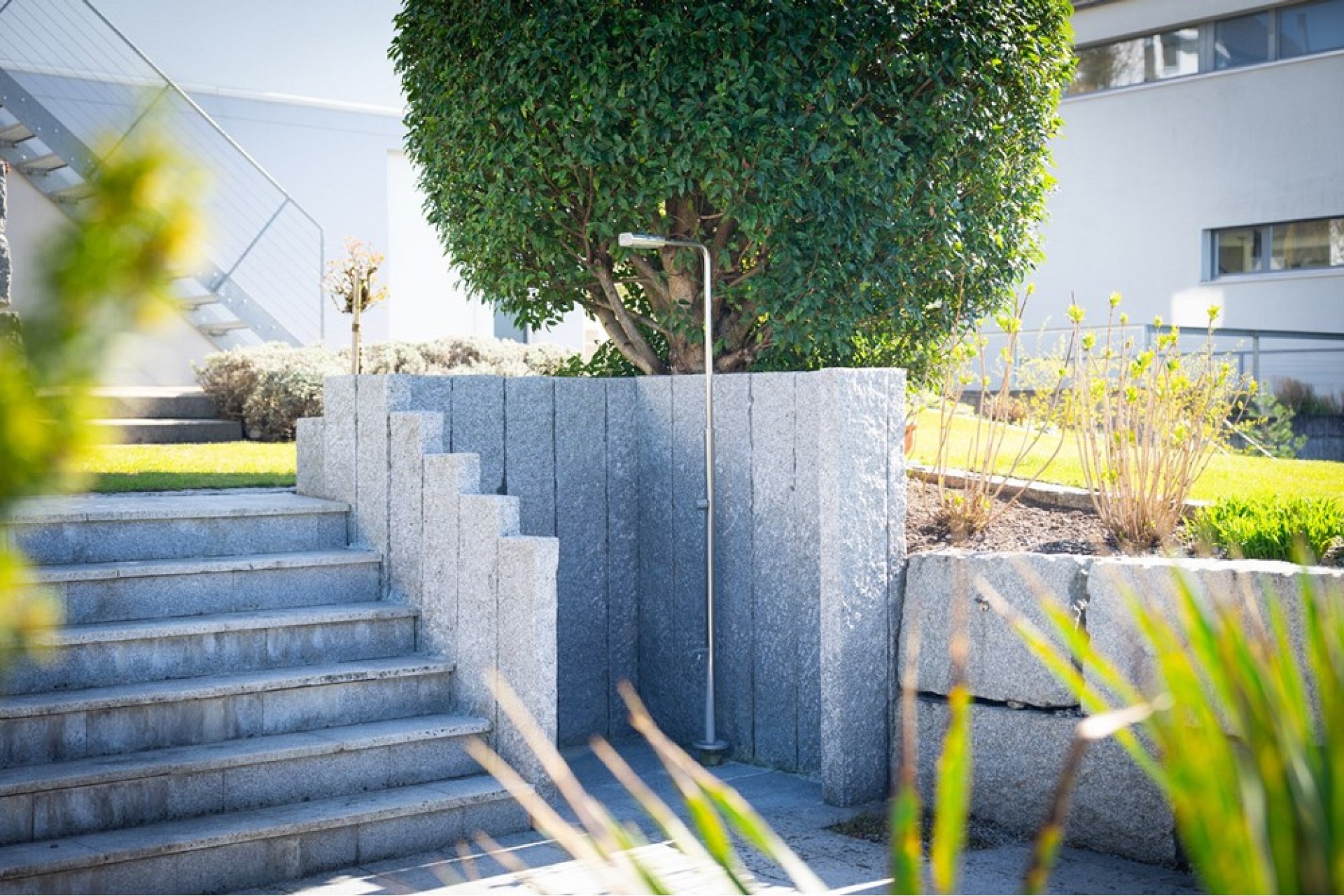 Moderner Außenbereich mit Treppe und Pflanzbeet