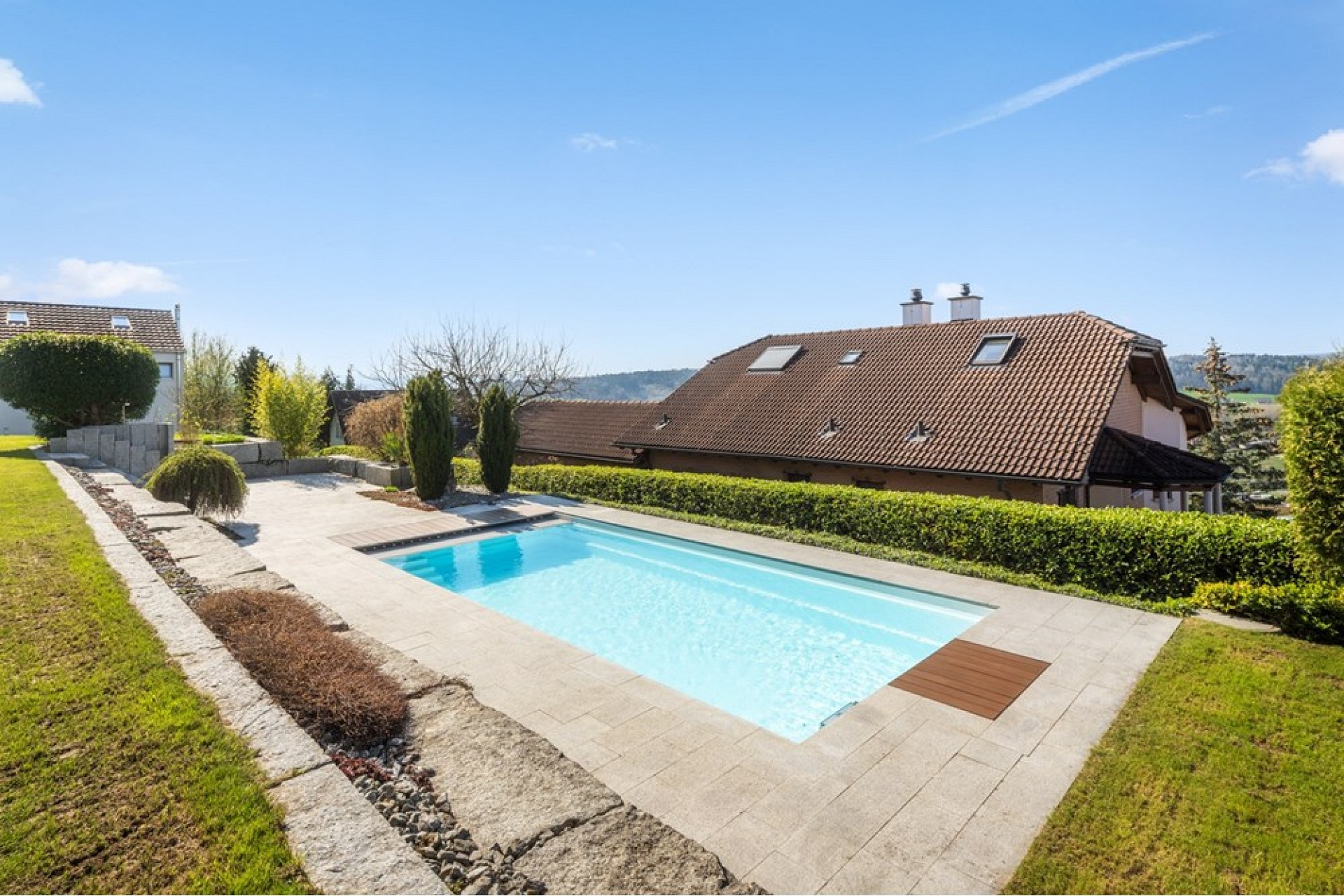 Außenansicht mit Pool und Garten