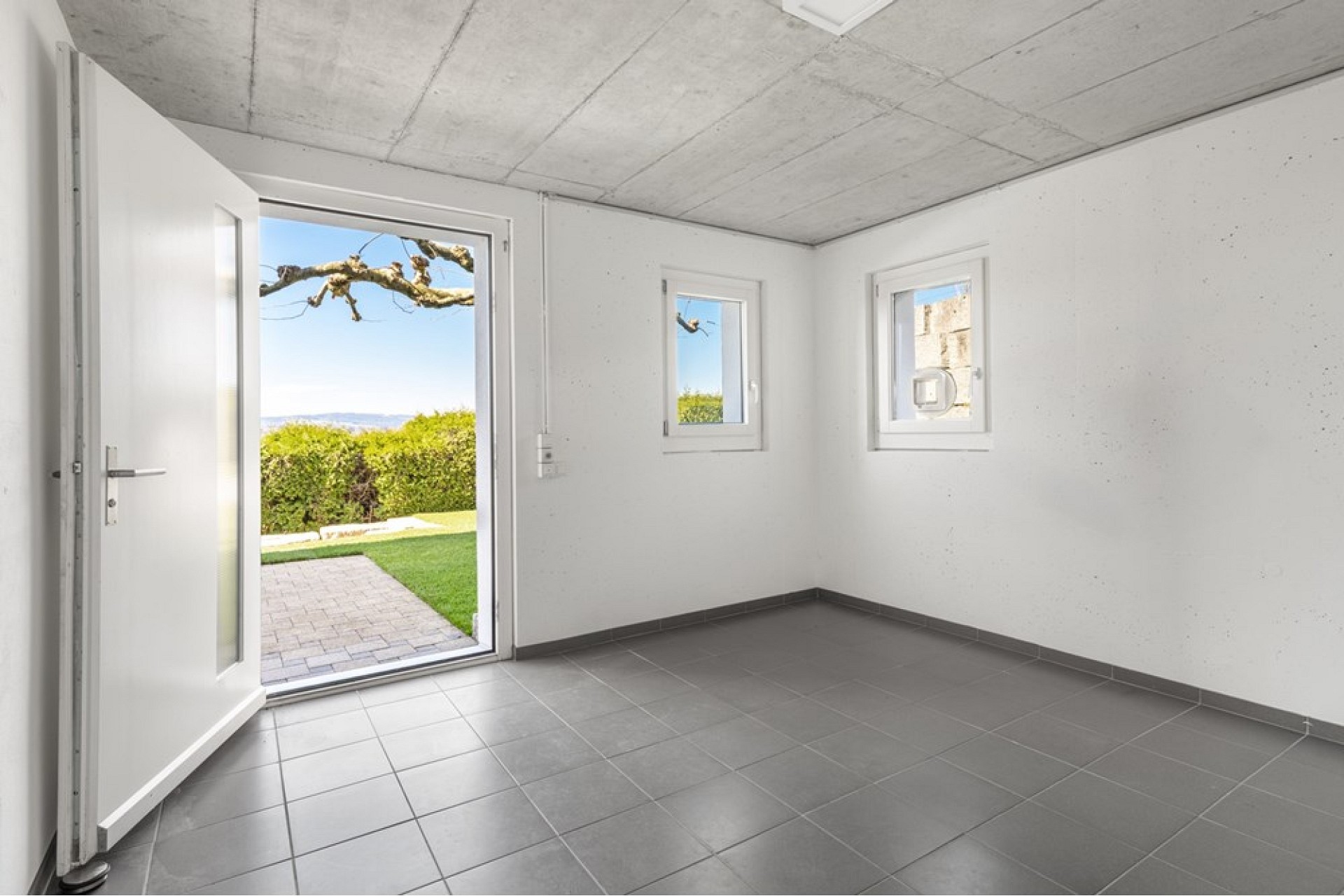 Heller Eingangsraum mit Gartenblick