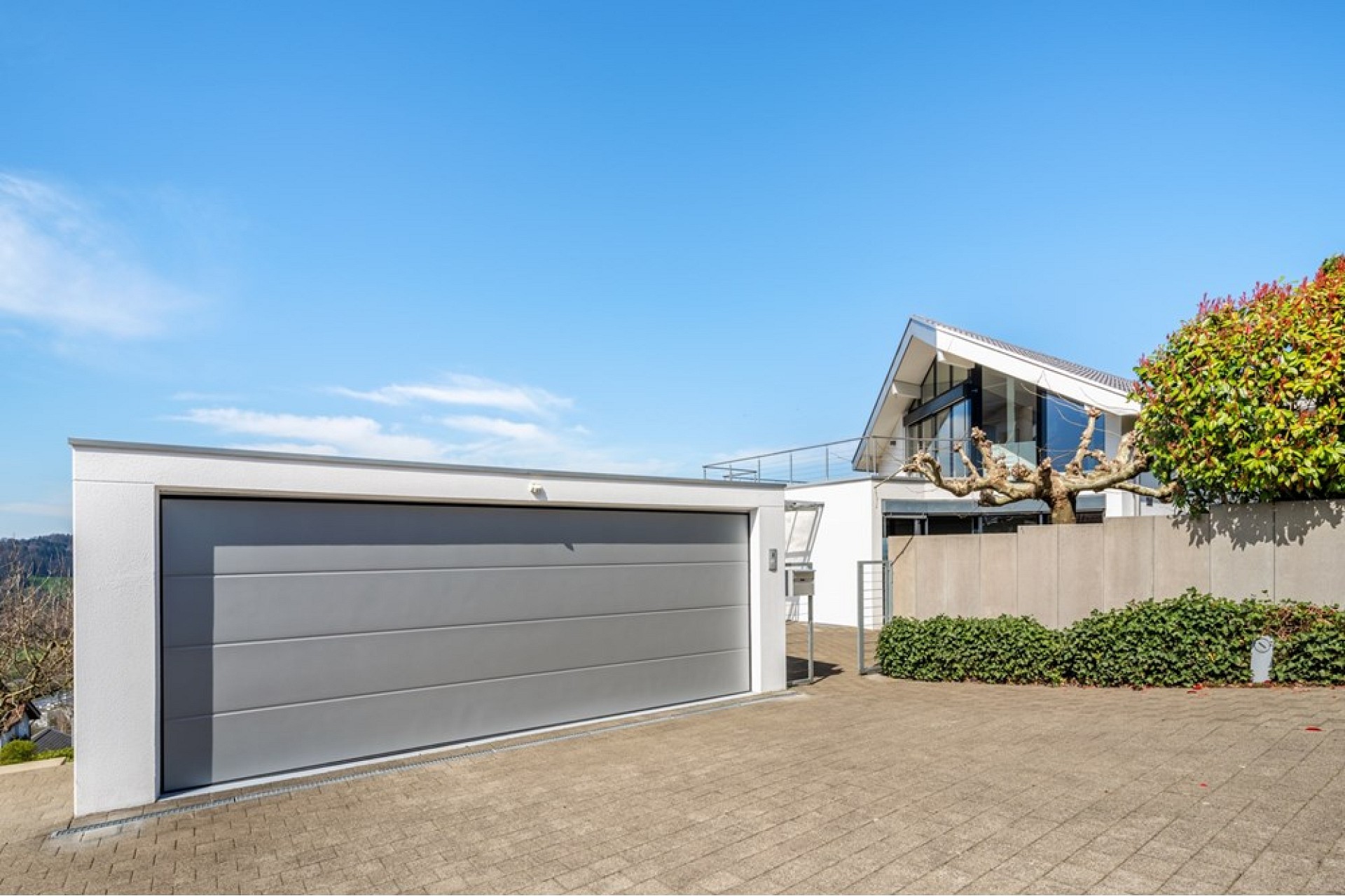 Moderne Einfahrt mit Garage