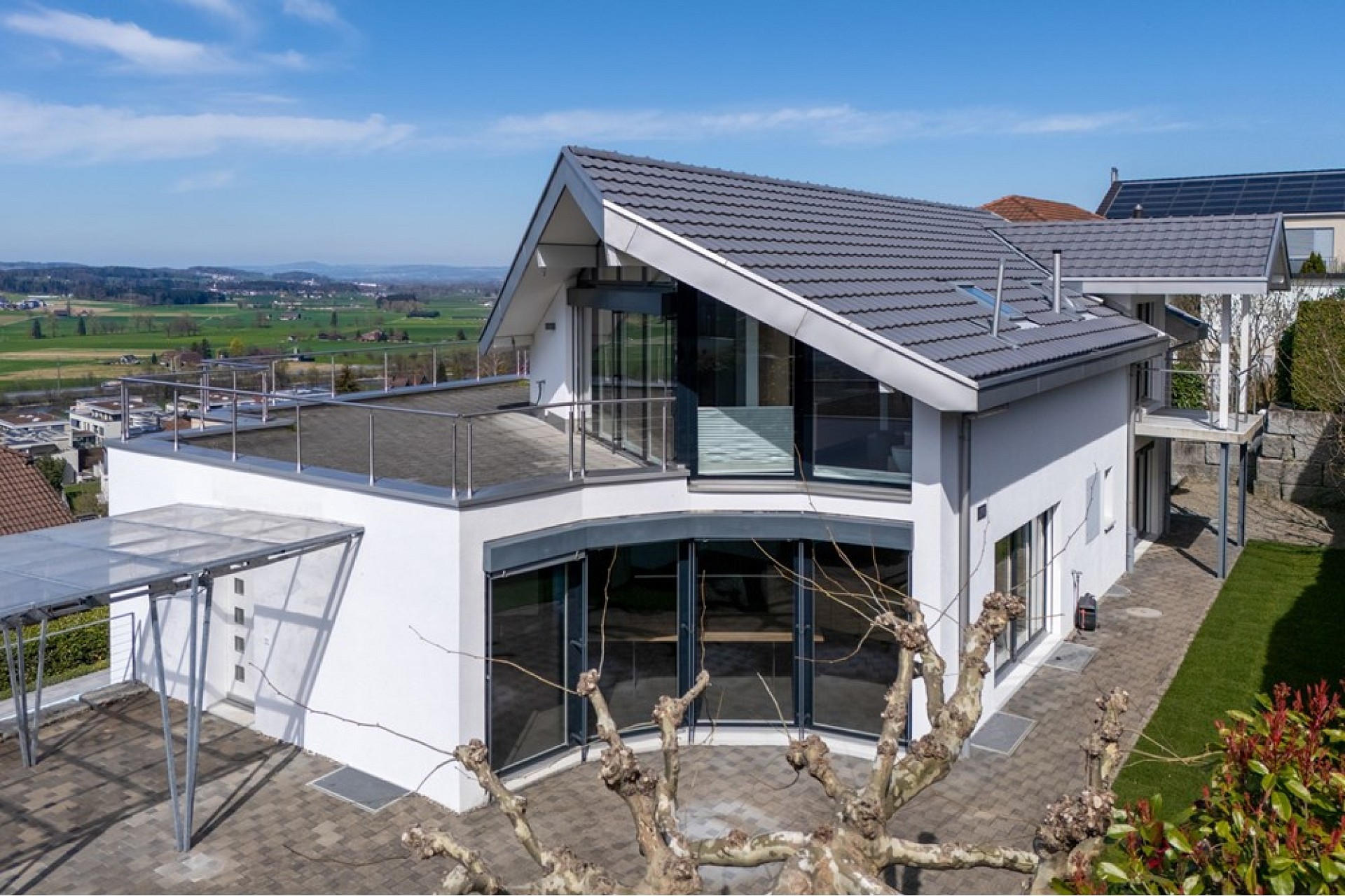 Modernes Einfamilienhaus mit großzügigen Terrassen und Blick ins Grüne