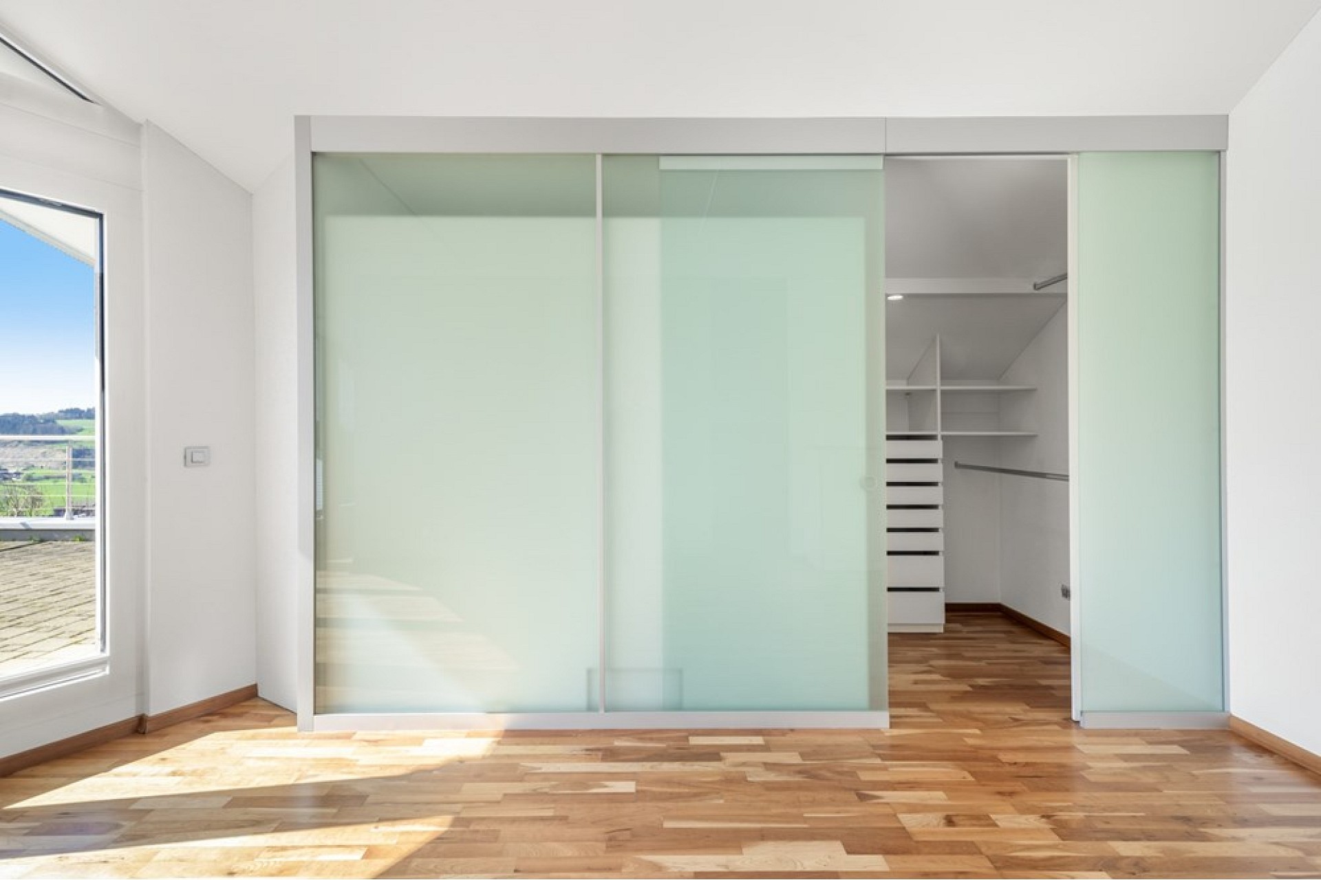 Helles Ankleidezimmer mit Einbauschrank