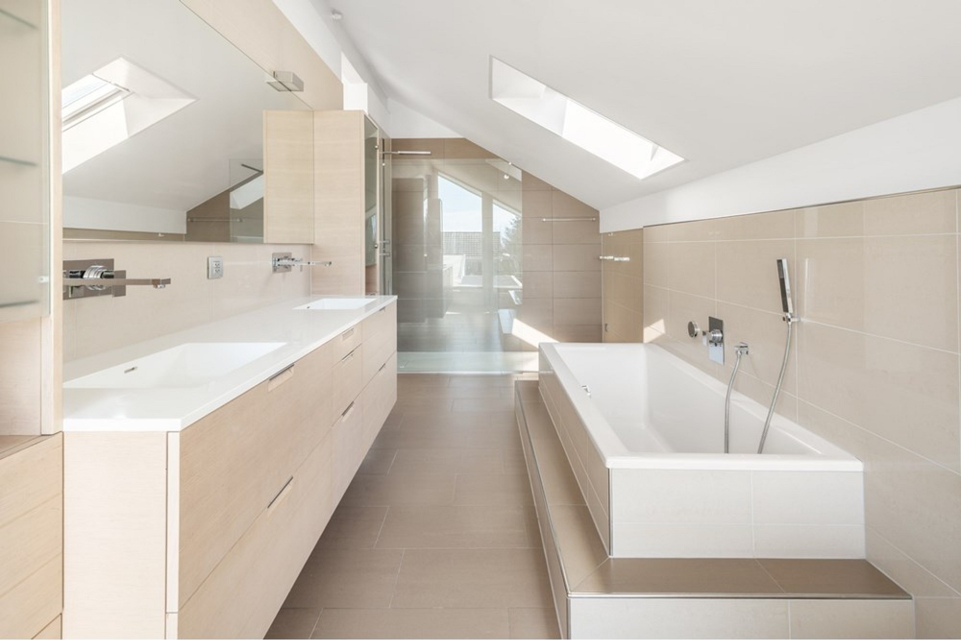 Modernes Badezimmer mit Dachschrägen