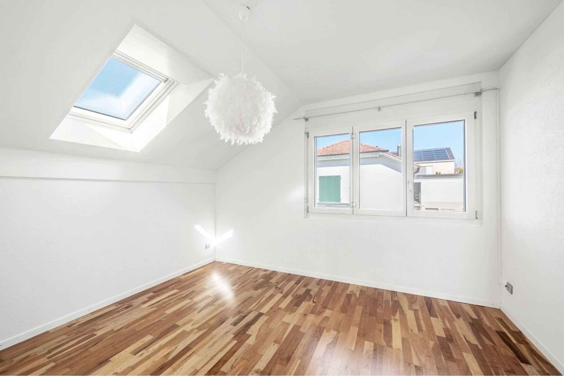 Helles Dachgeschosszimmer mit Holzboden