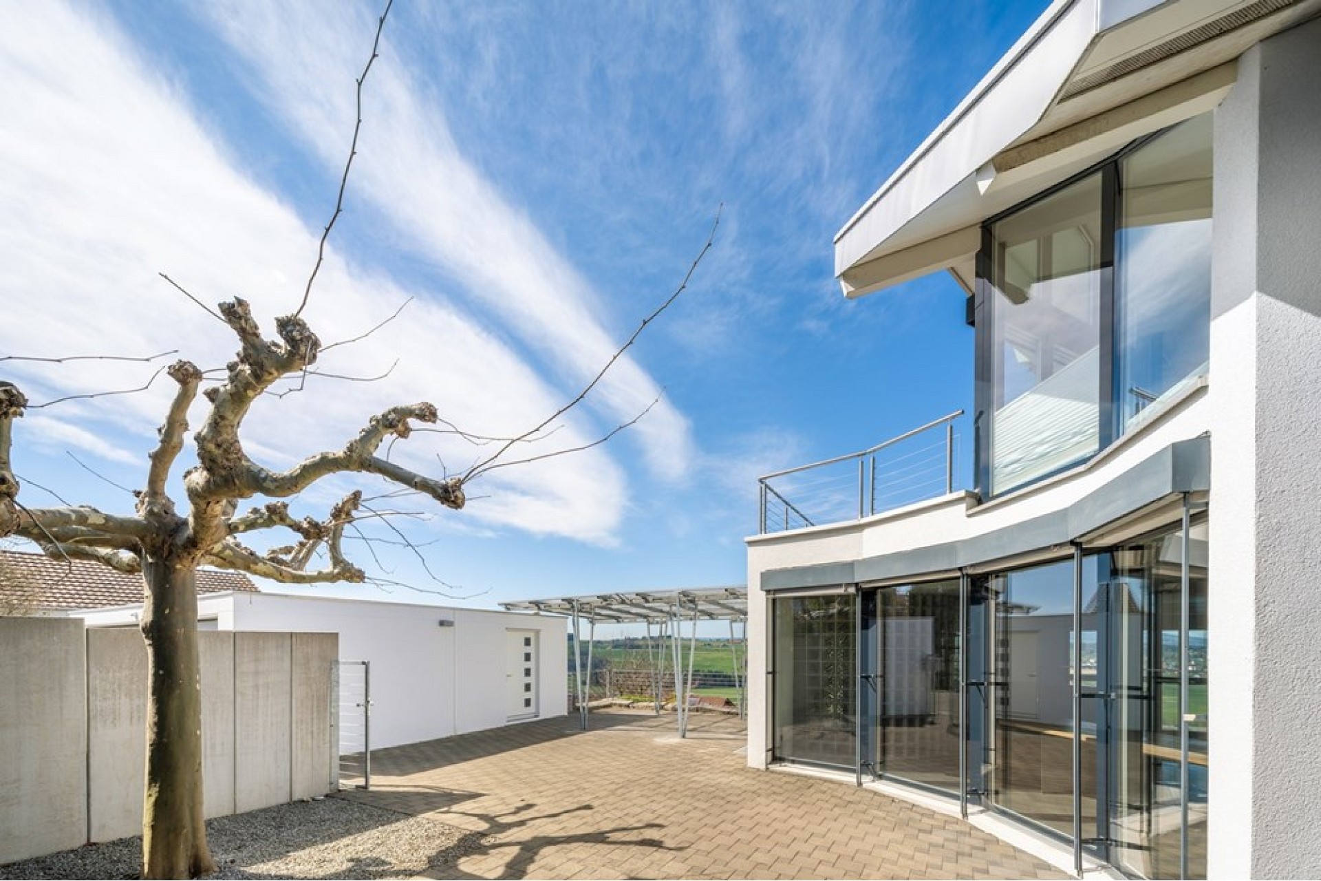 Modernes Einfamilienhaus mit großzügigem Außenbereich