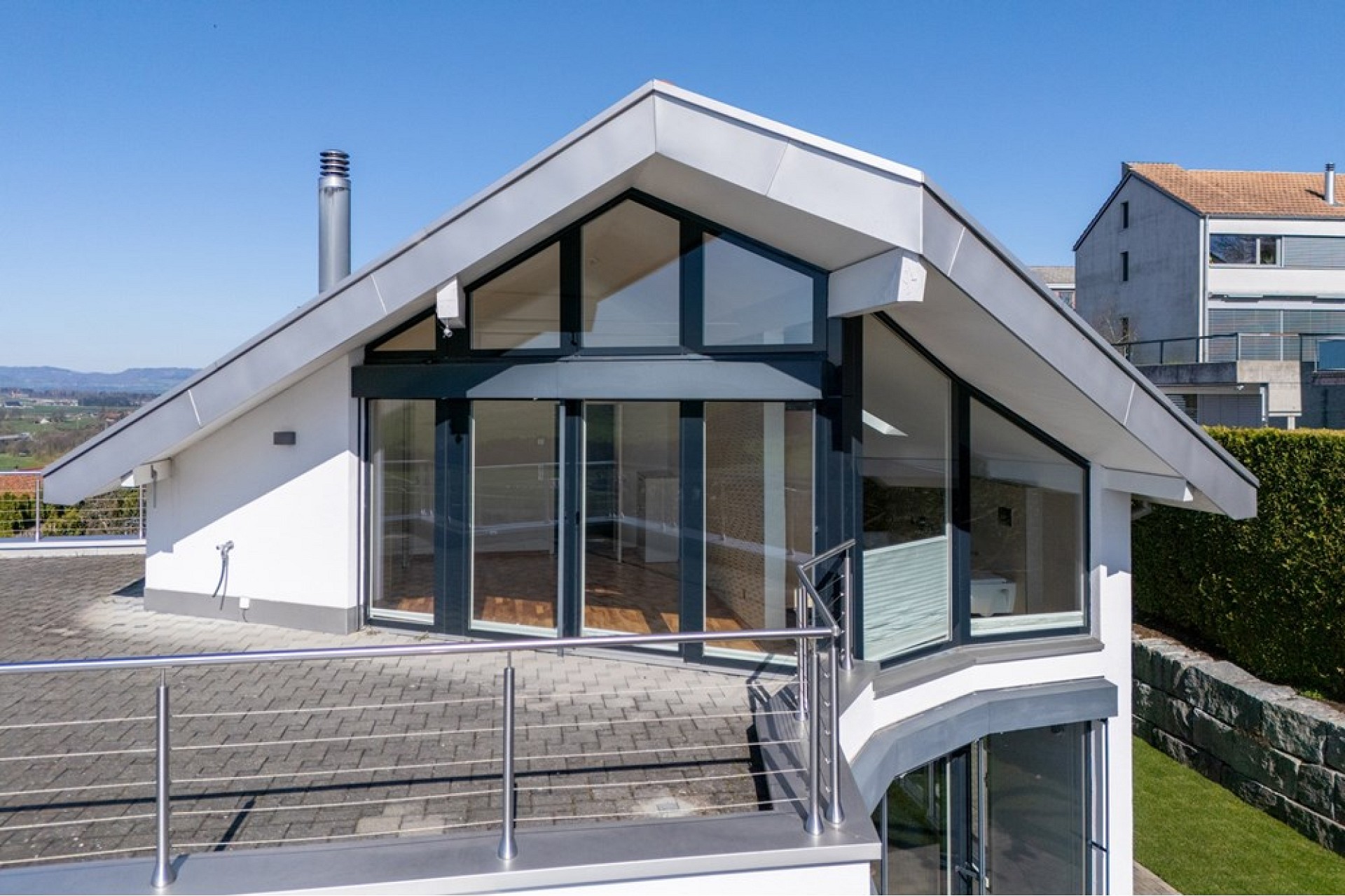 Modernes Einfamilienhaus mit großer Glasfront
