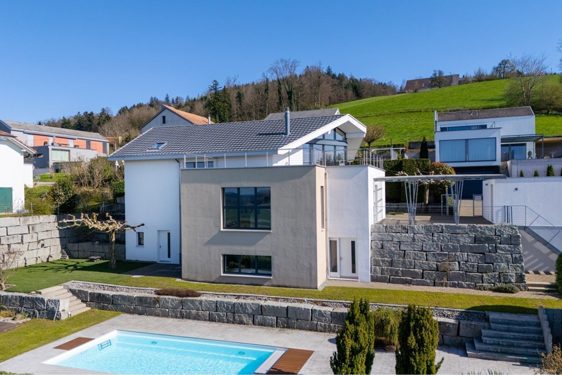 Modernes Einfamilienhaus mit Pool und Hanglage