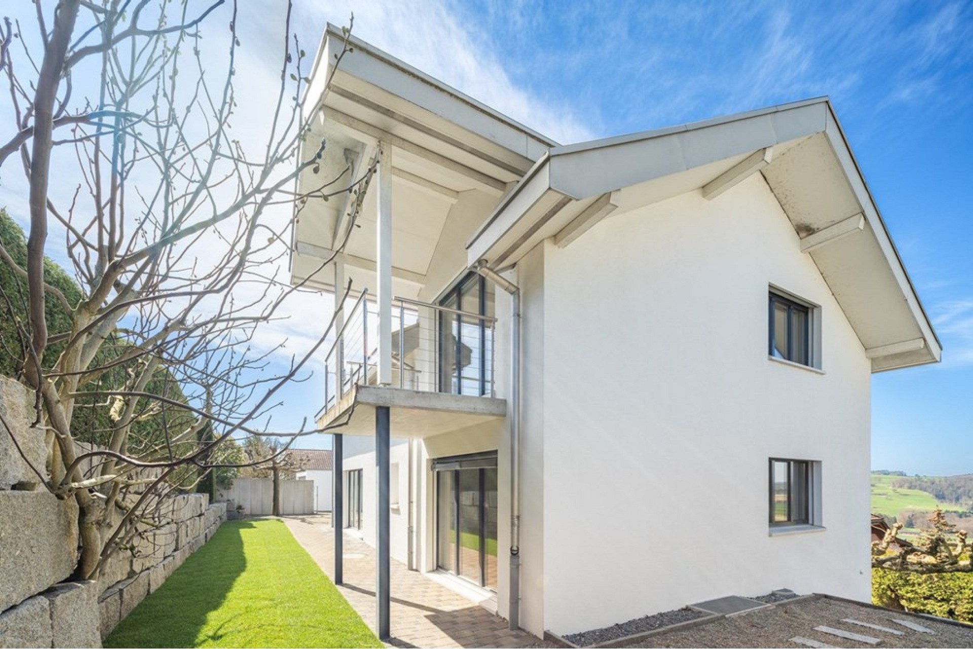 Modernes Einfamilienhaus mit Balkon und Garten