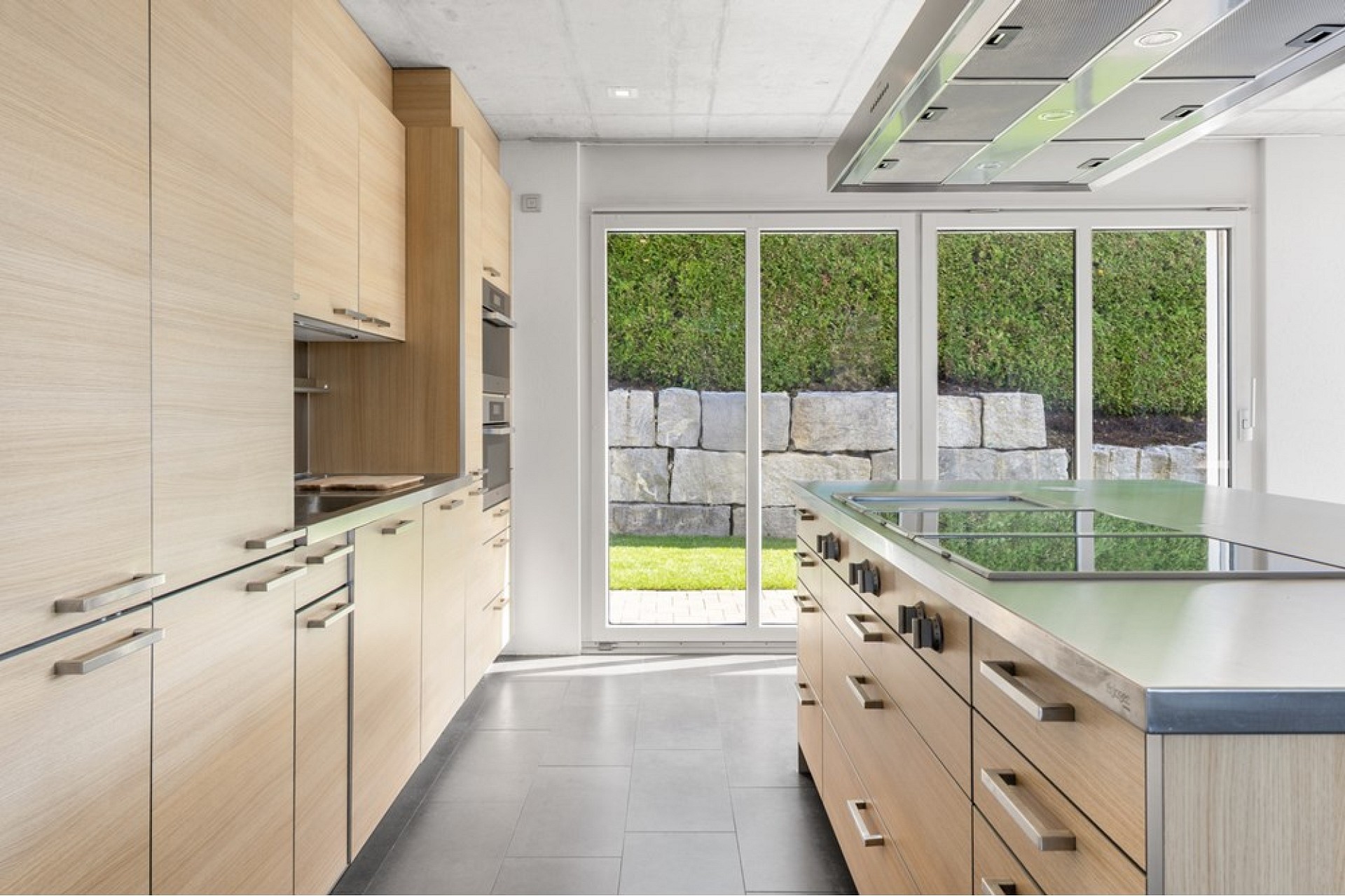 Moderne Wohnküche mit Gartenblick