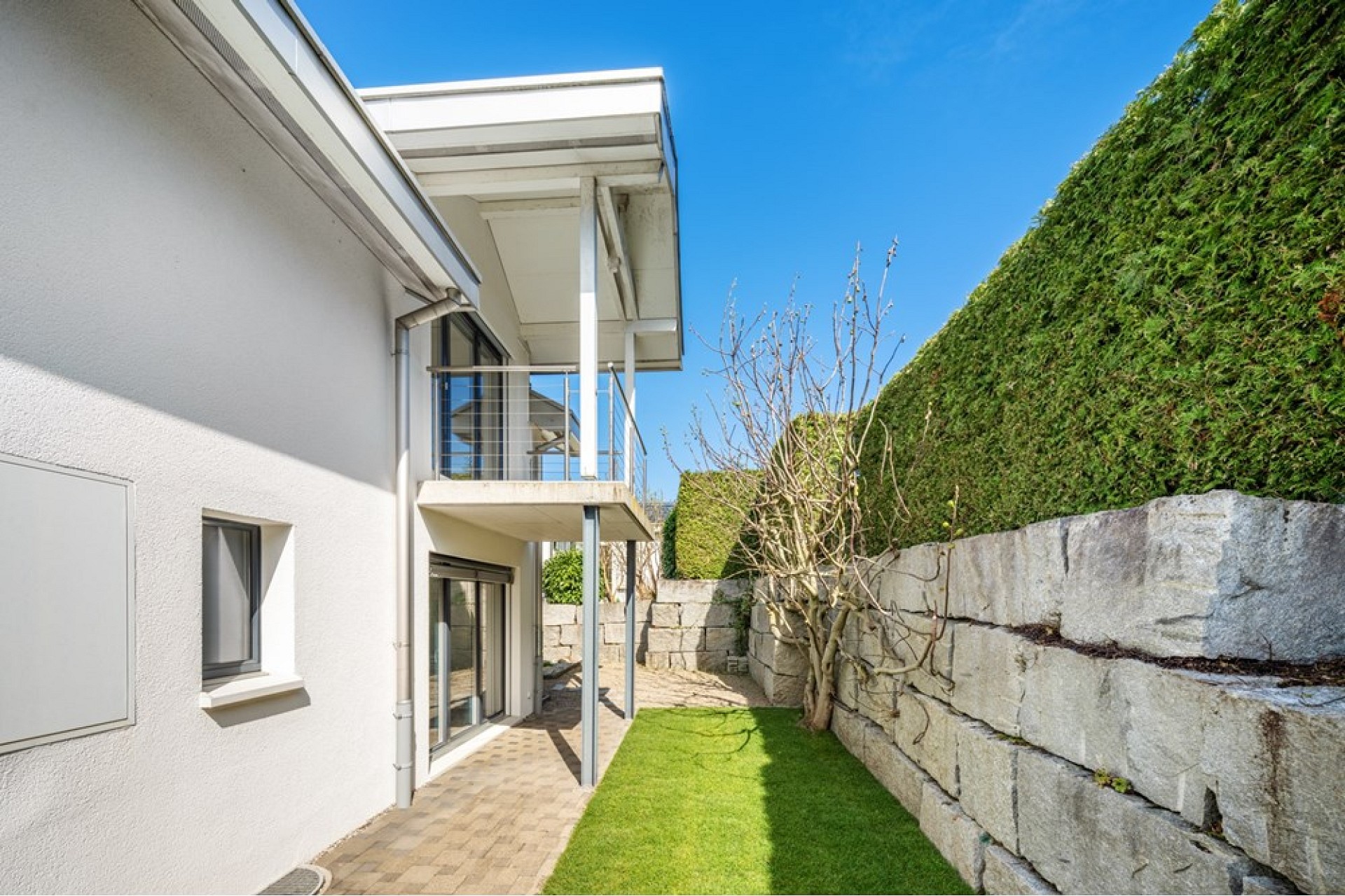 Moderner Außenbereich mit Terrasse und Garten