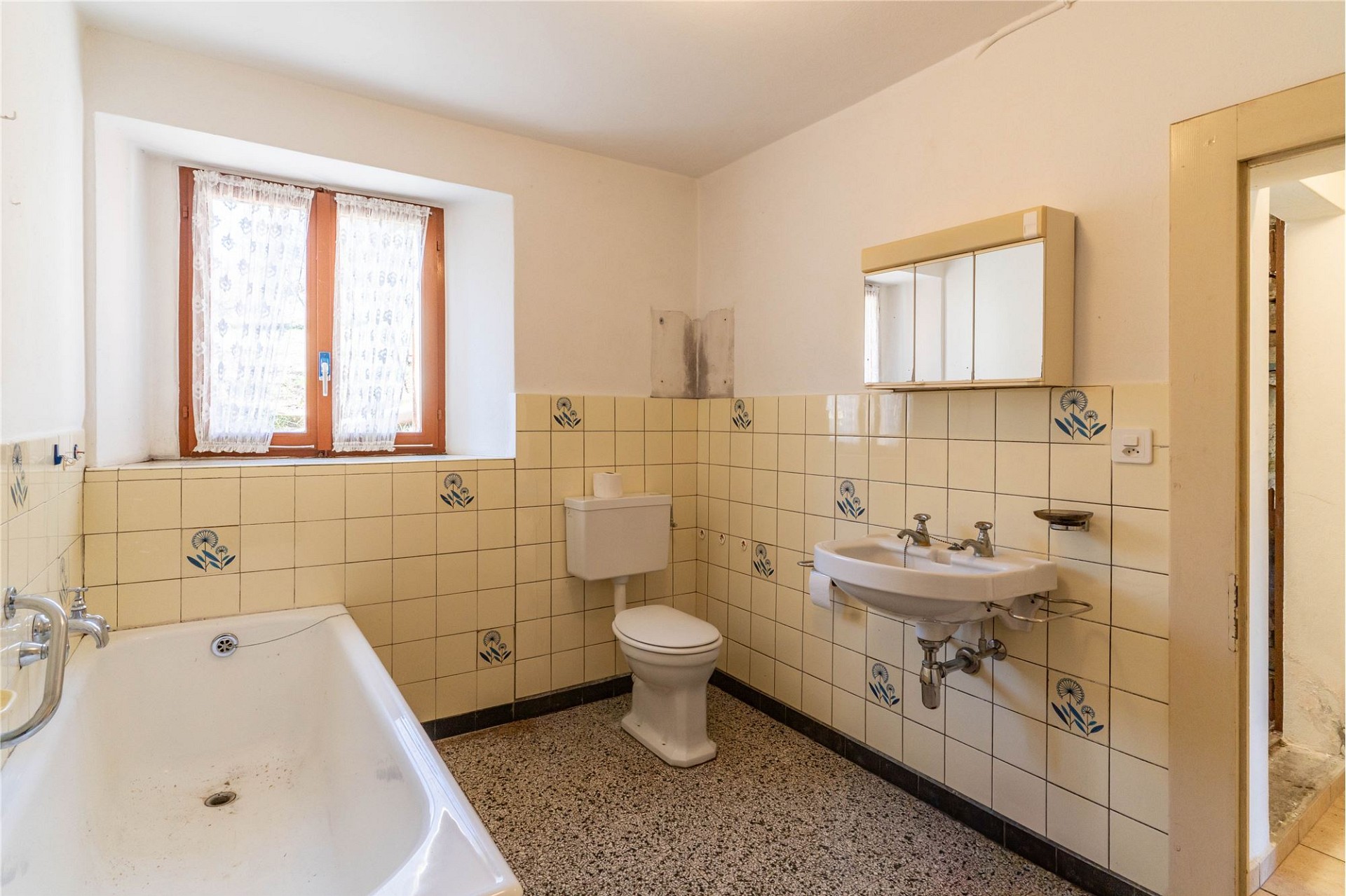 Badezimmer mit Badewanne, WC und Waschbecken
