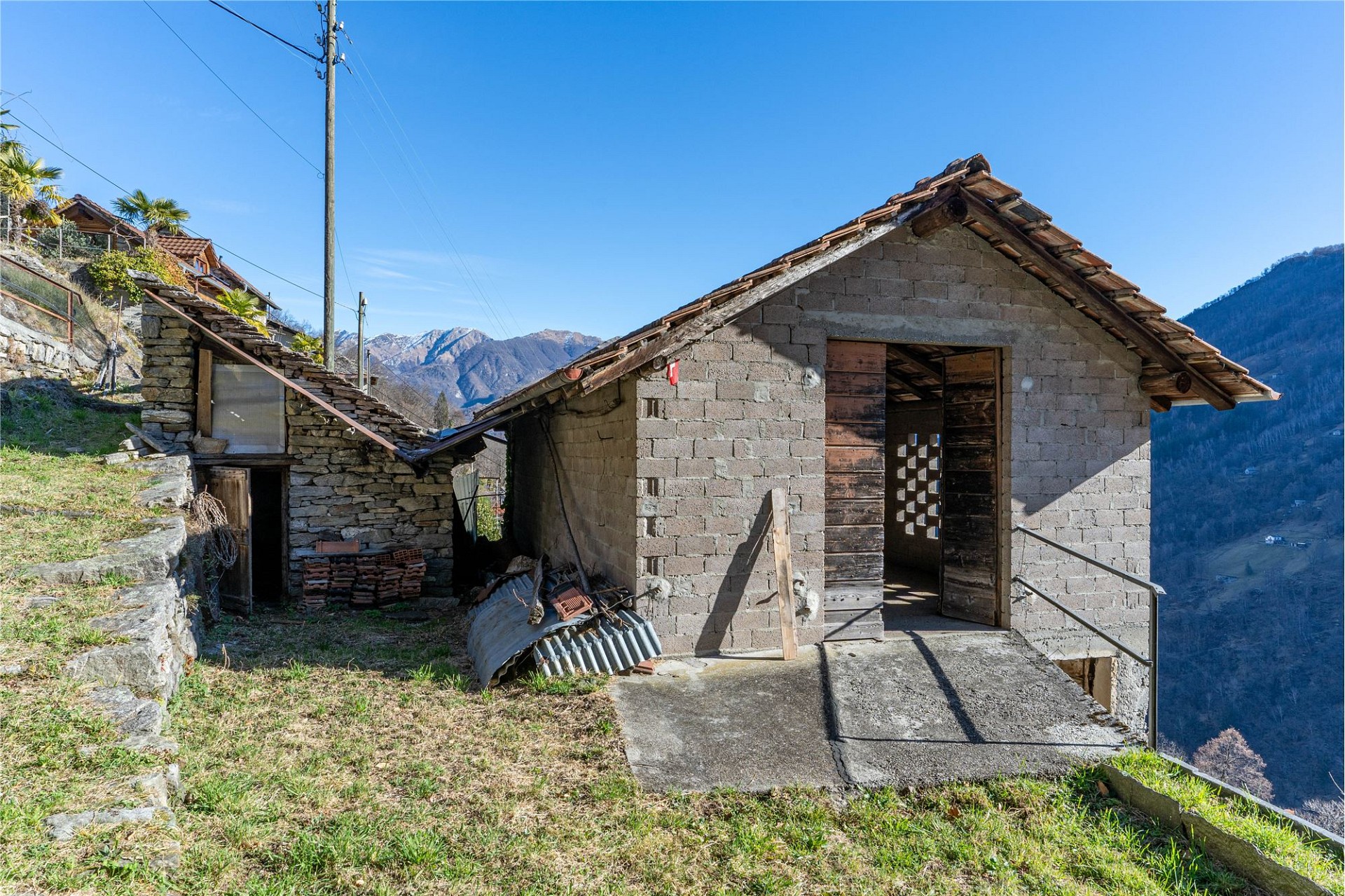 Alte Berghütte mit Steindach und Talblick
