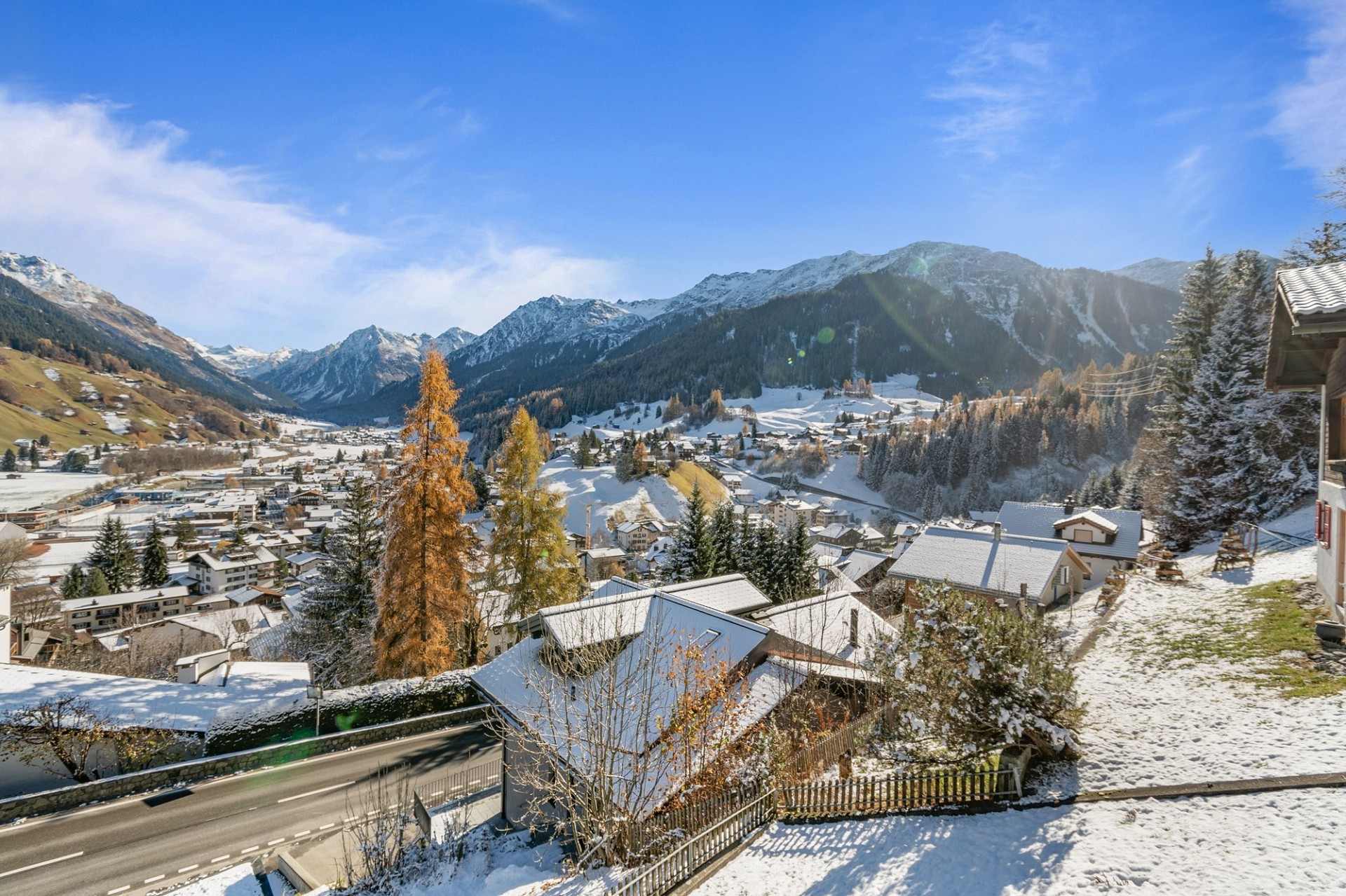 Winterlicher Bergblick über ein verschneites Alpenstädtchen