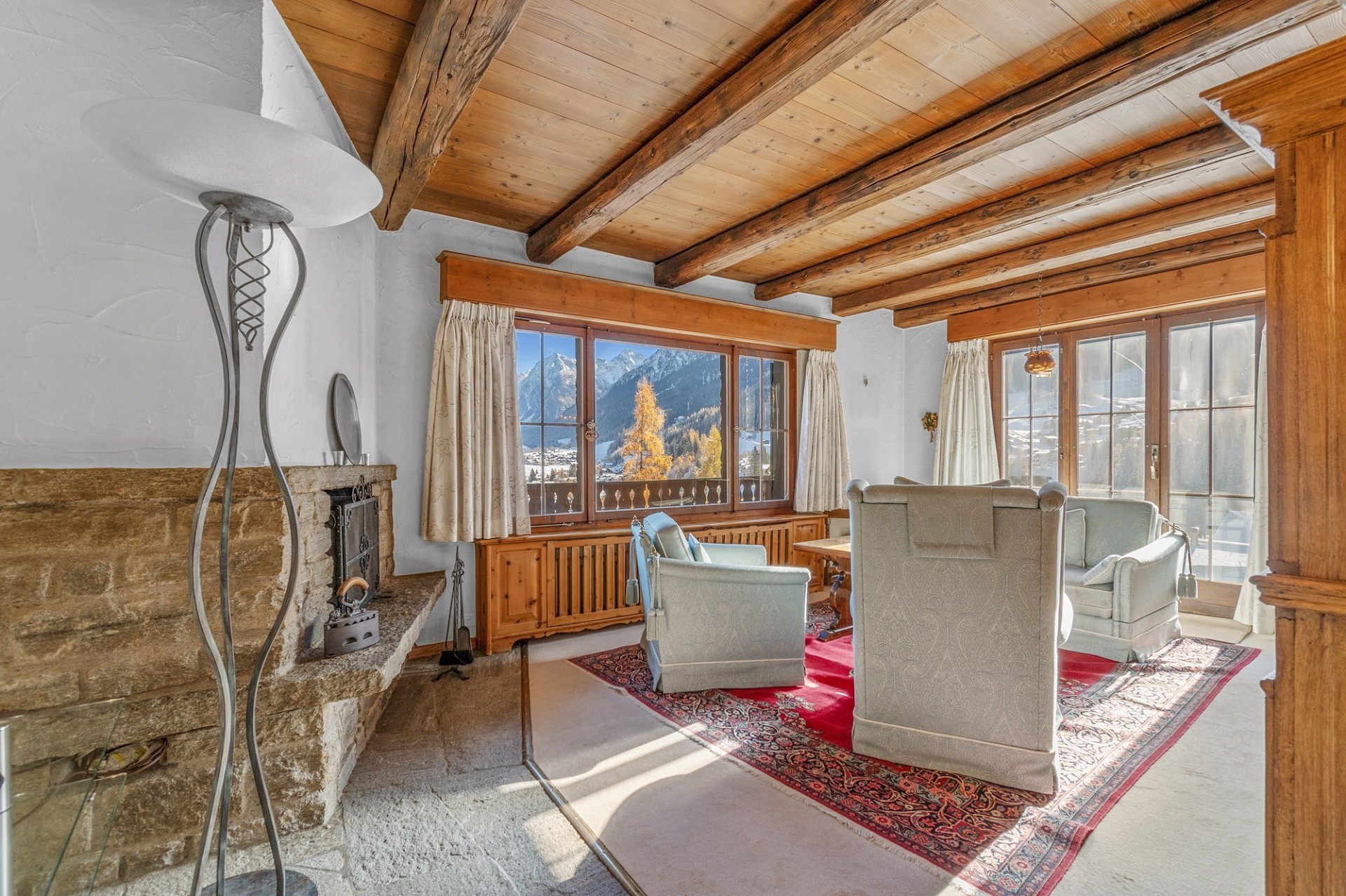 Gemütliches Chalet-Wohnzimmer mit Bergblick