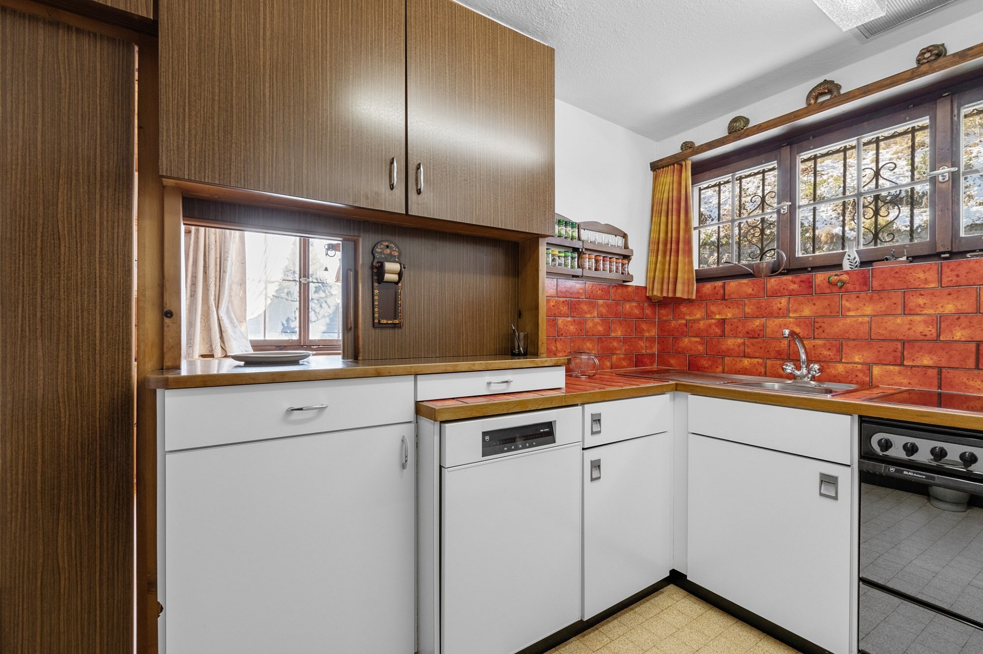 Kompakte Küche mit Holz- und Weißfronten