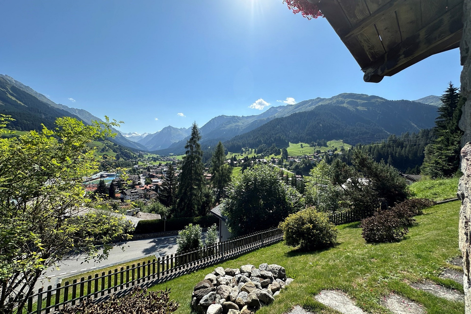 Alpenblick von einem Garten aus