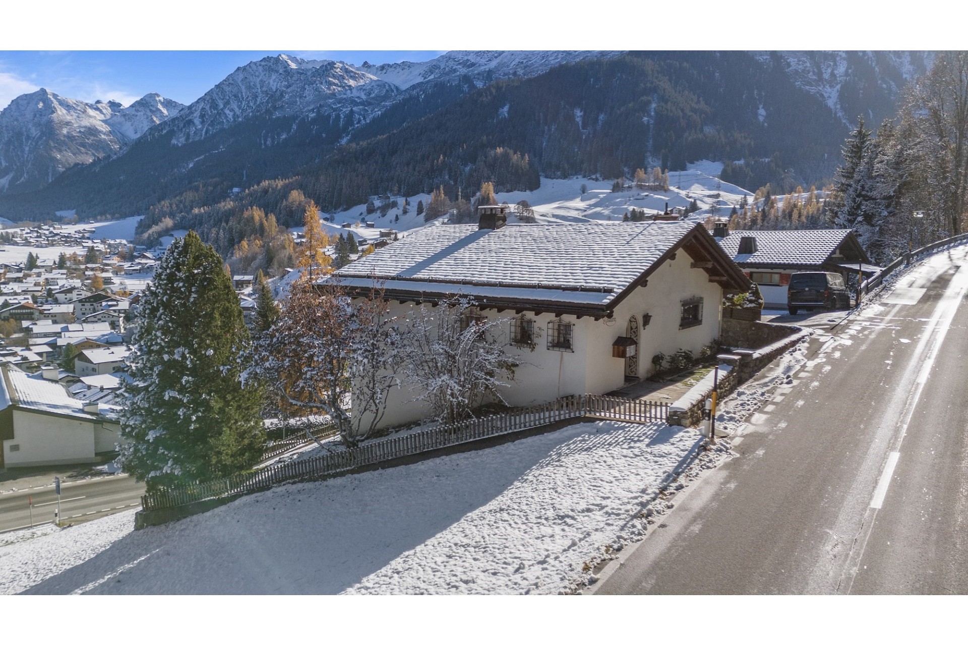 Alpines Haus mit Bergpanorama im Schnee