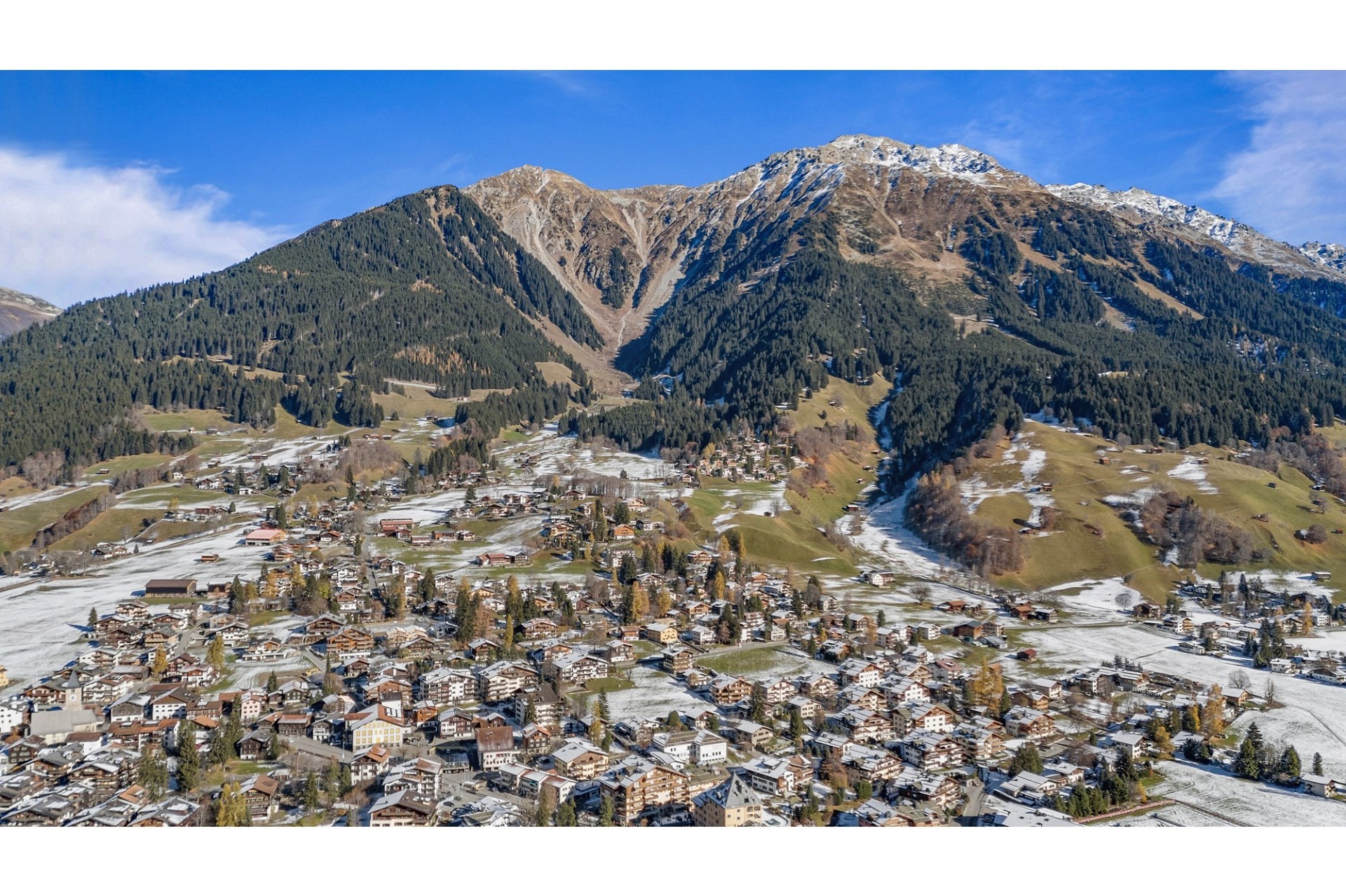 Alpenort mit Tal und Bergen