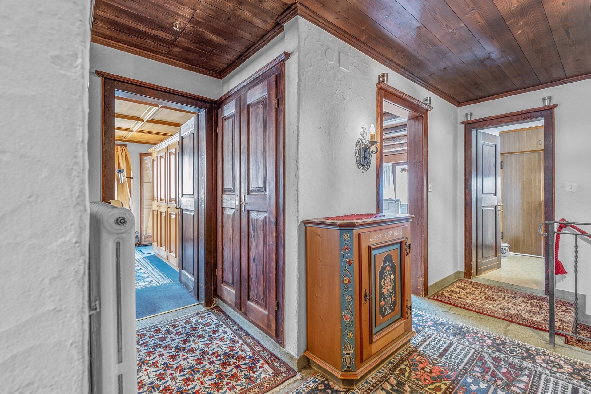 Traditioneller Flur mit Holzdecken und orientalischen Teppichen