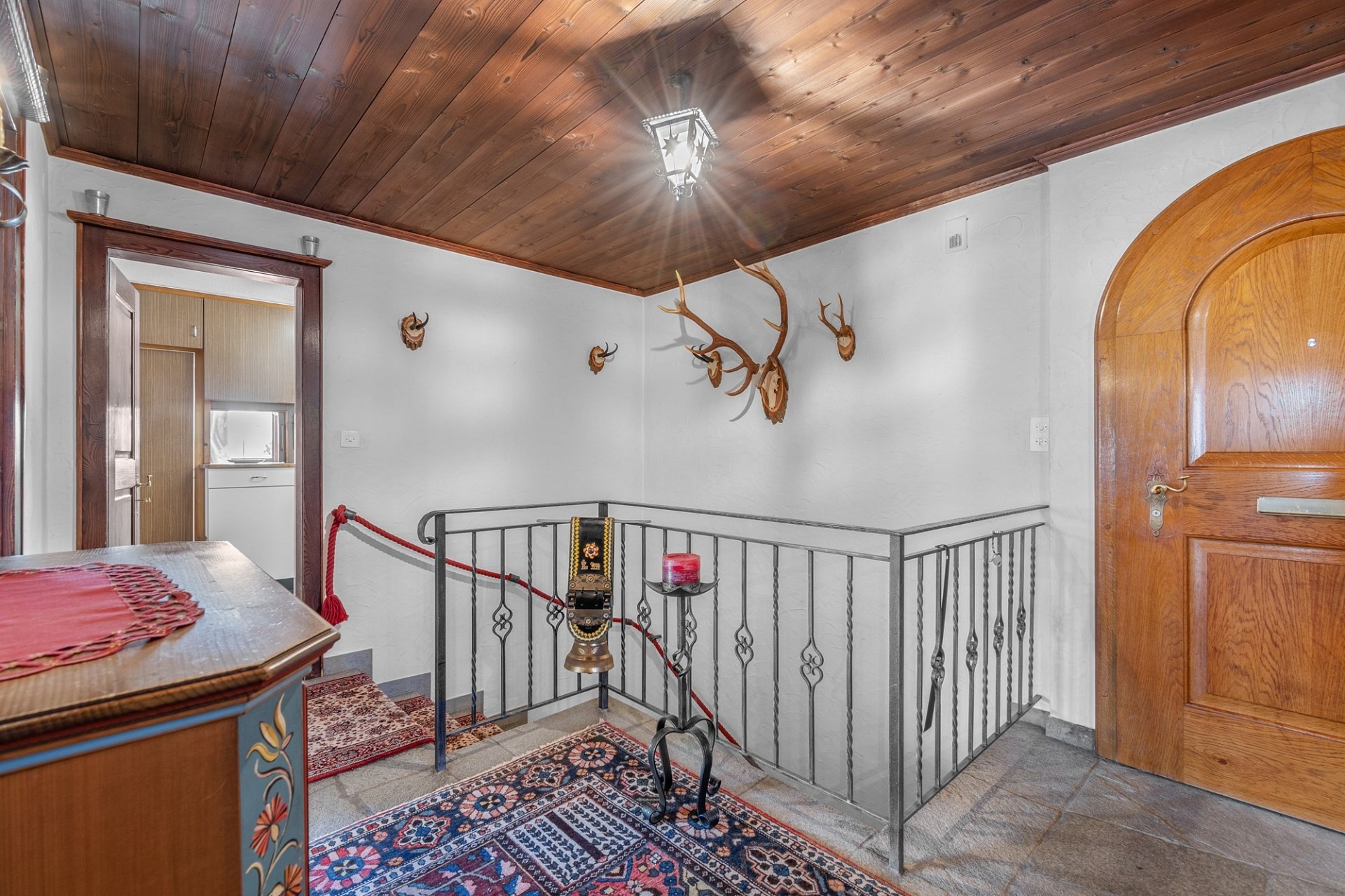 Treppenhaus mit Holzausstattung und Jagddekor
