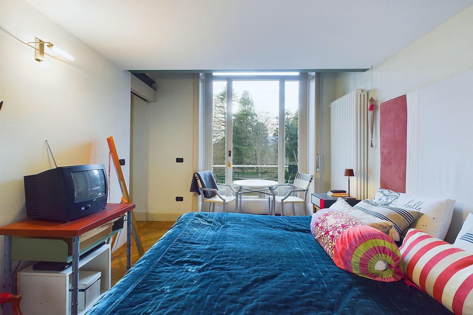 Gemütliches Schlafzimmer mit Balkonblick