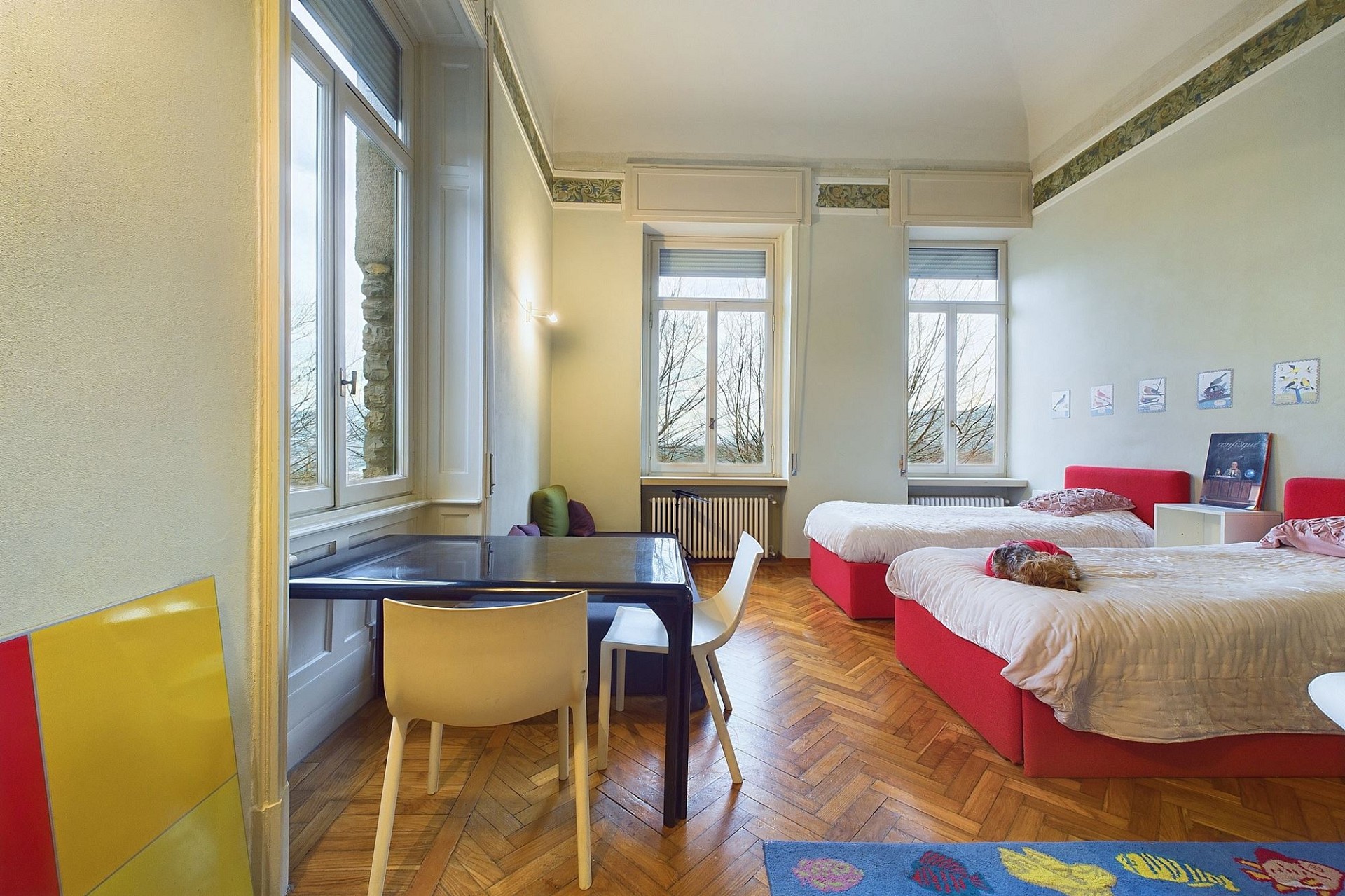 Helles Kinderzimmer mit zwei Betten