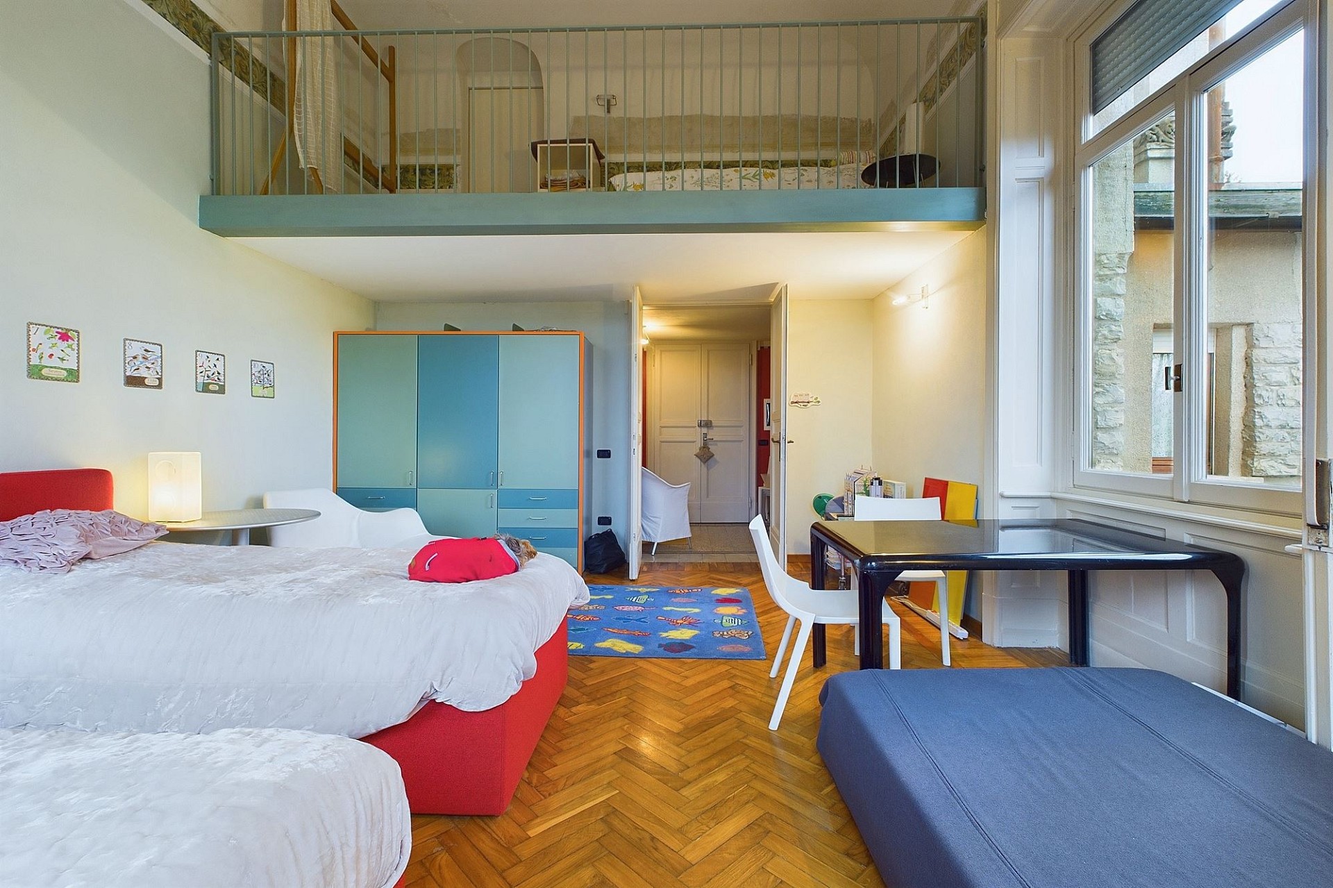 Helles Kinderzimmer mit Hochbett und Arbeitsbereich