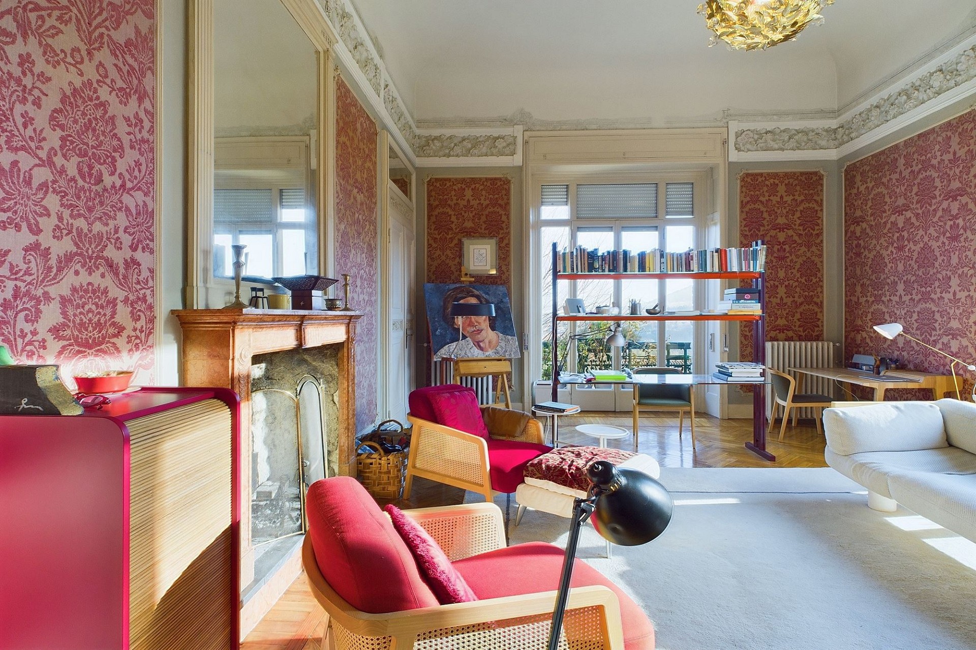 Historisches Wohnzimmer mit Bibliotheks- und Arbeitsbereich