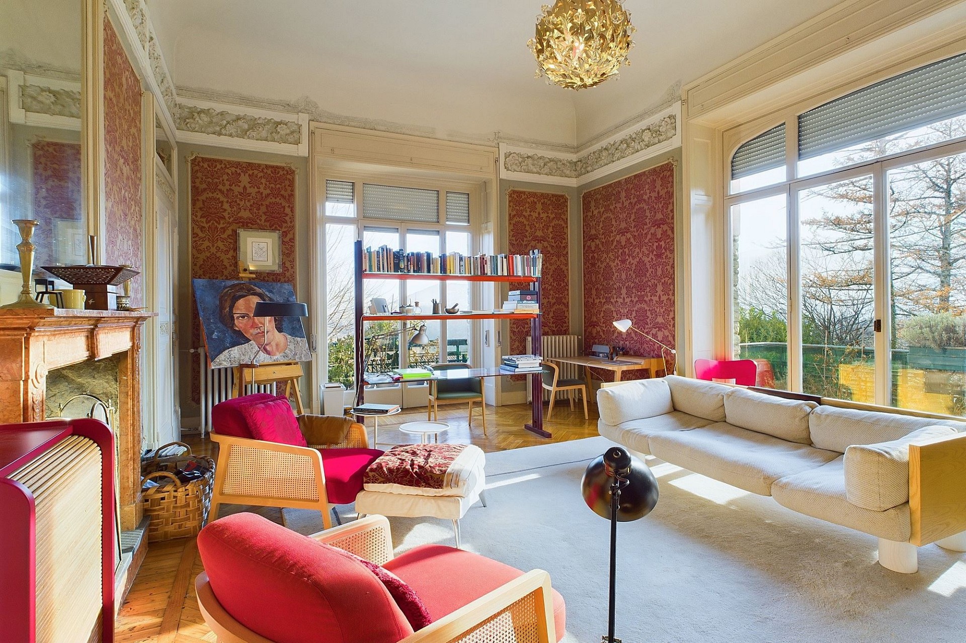 Elegantes historisches Wohnzimmer mit Arbeitsbereich