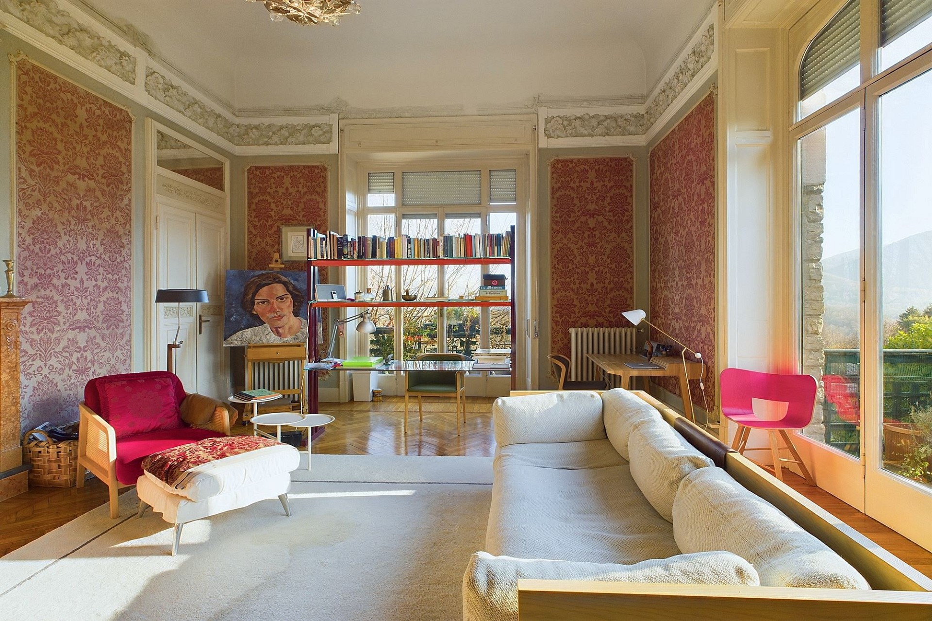 Elegantes Wohnzimmer mit klassischer Einrichtung