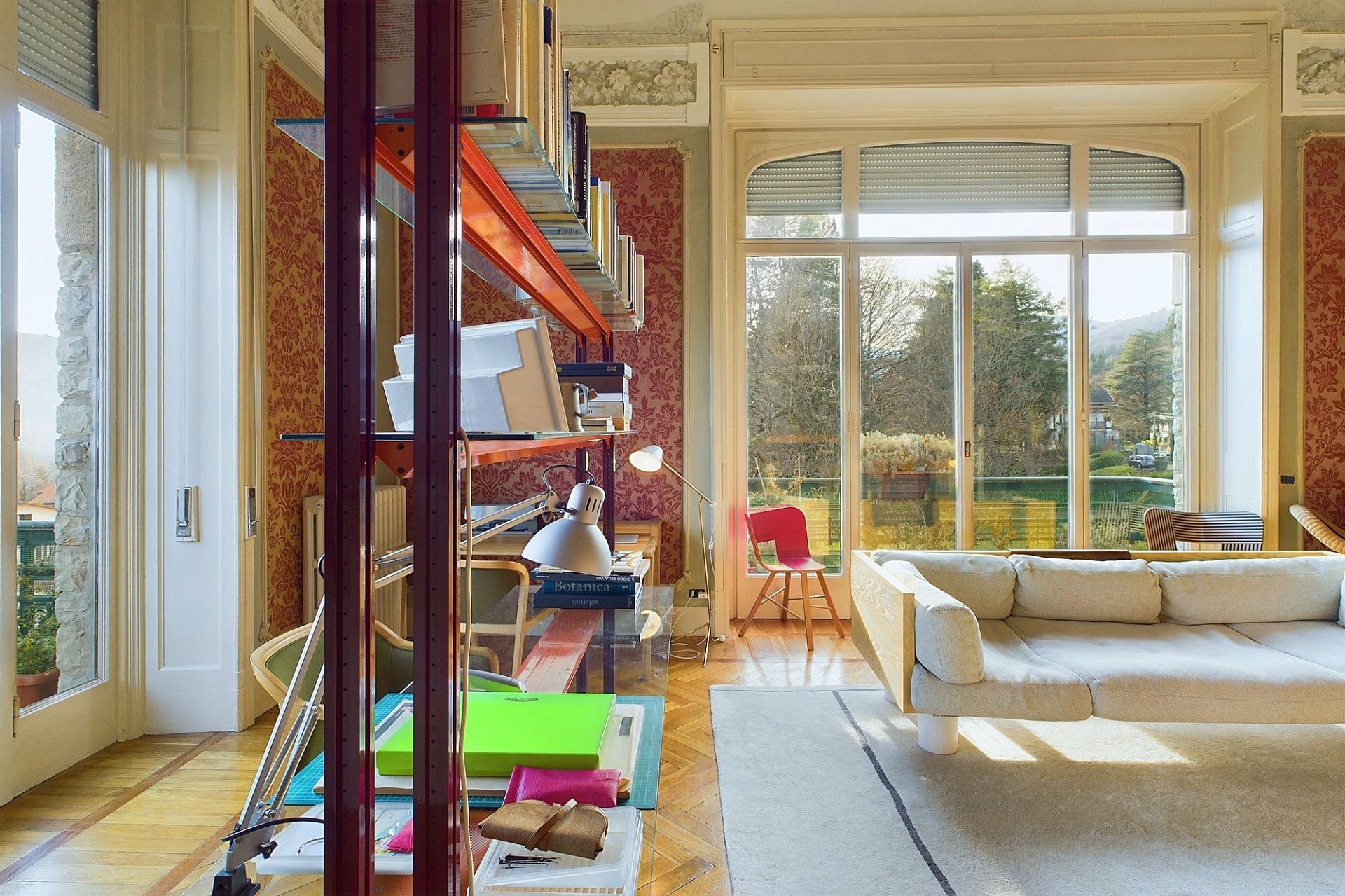Helles Wohnzimmer mit Arbeitsplatz und Balkonblick