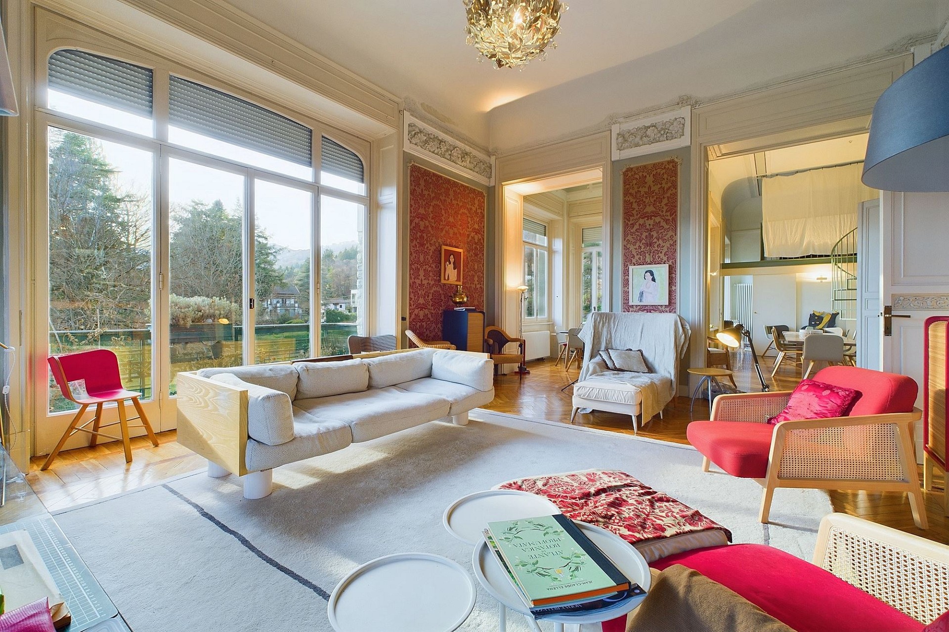 Elegantes Wohnzimmer mit großen Fenstern