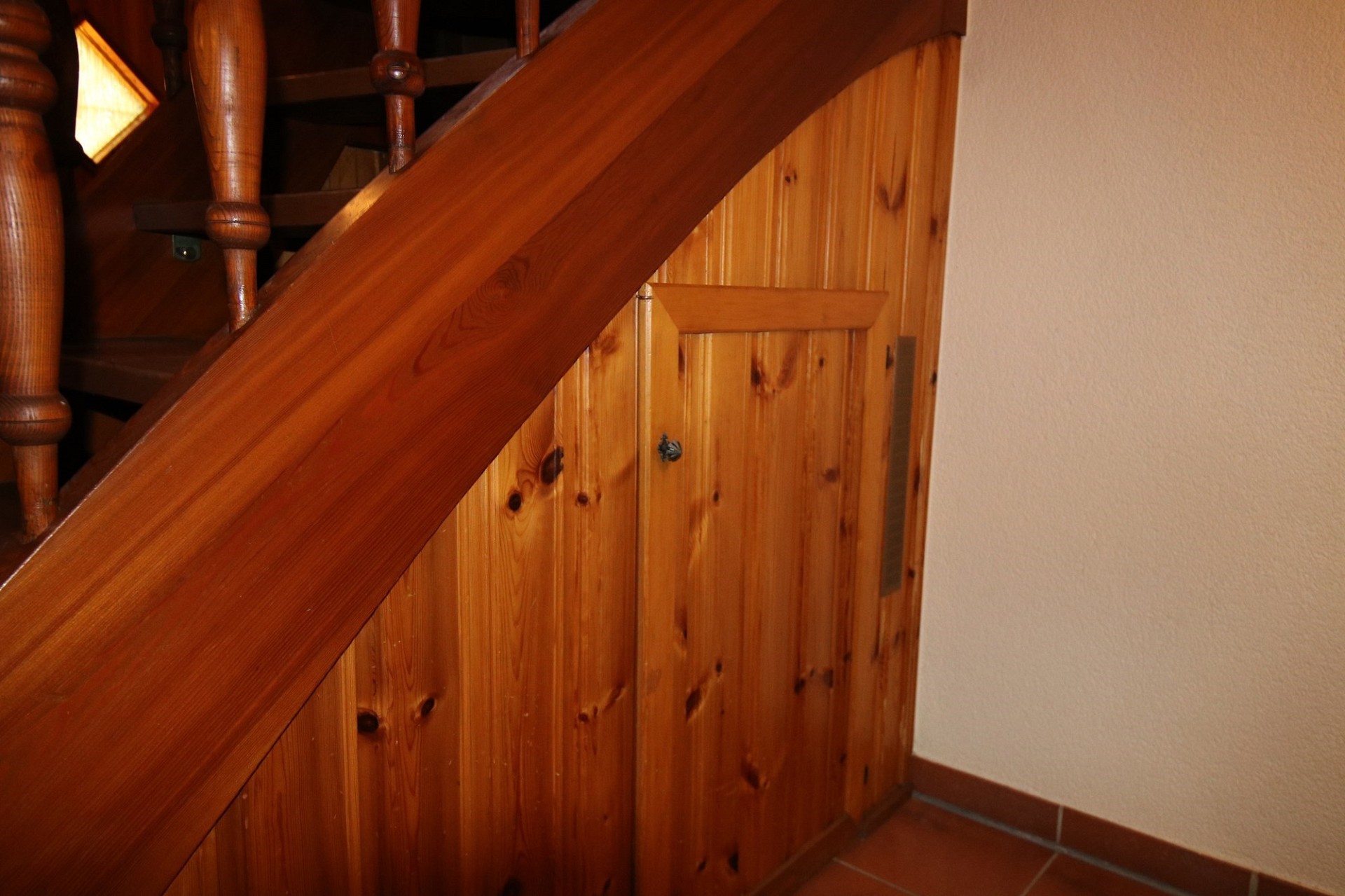 Holztreppe mit Zugangsklappe