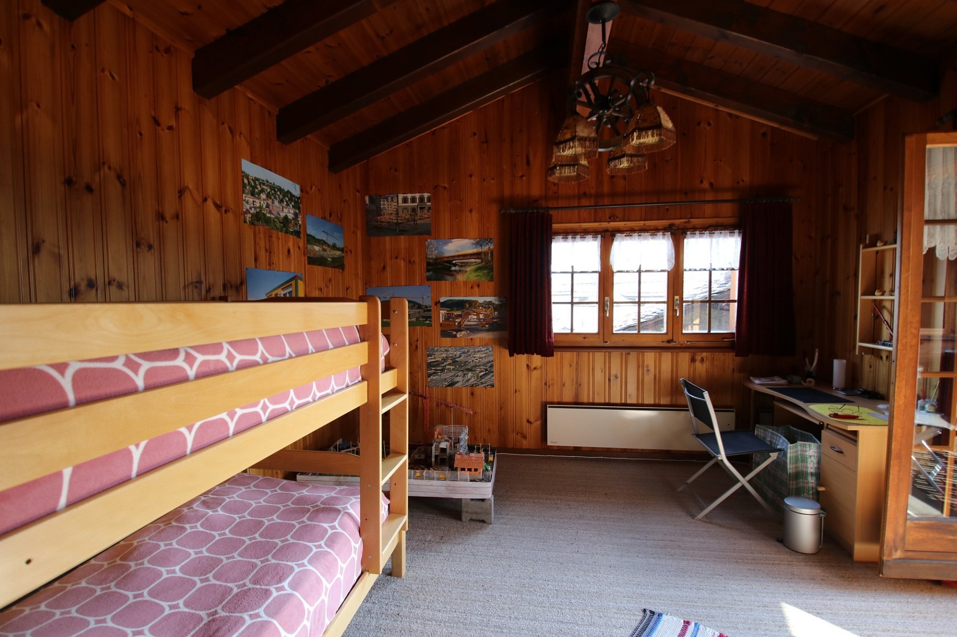 Gemütliches Holz-Schlafzimmer mit Etagenbett