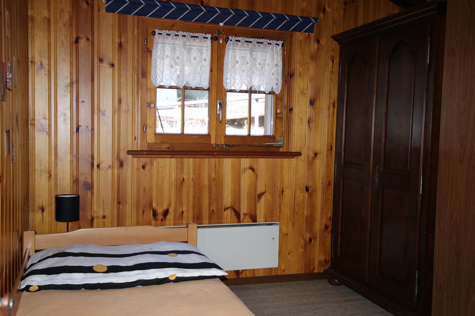 Gemütliches Holz-Schlafzimmer mit einfacher Möblierung