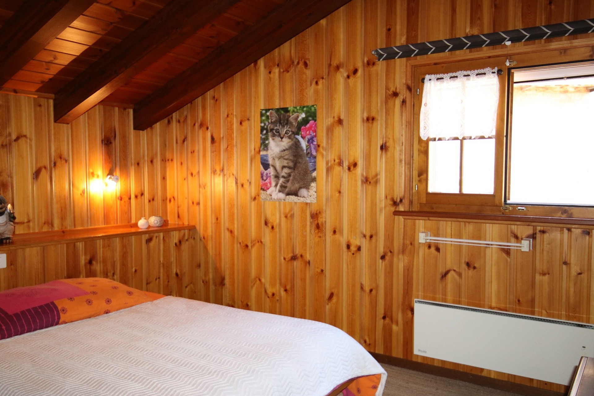 Gemütliches Holzschlafzimmer mit Dachschräge