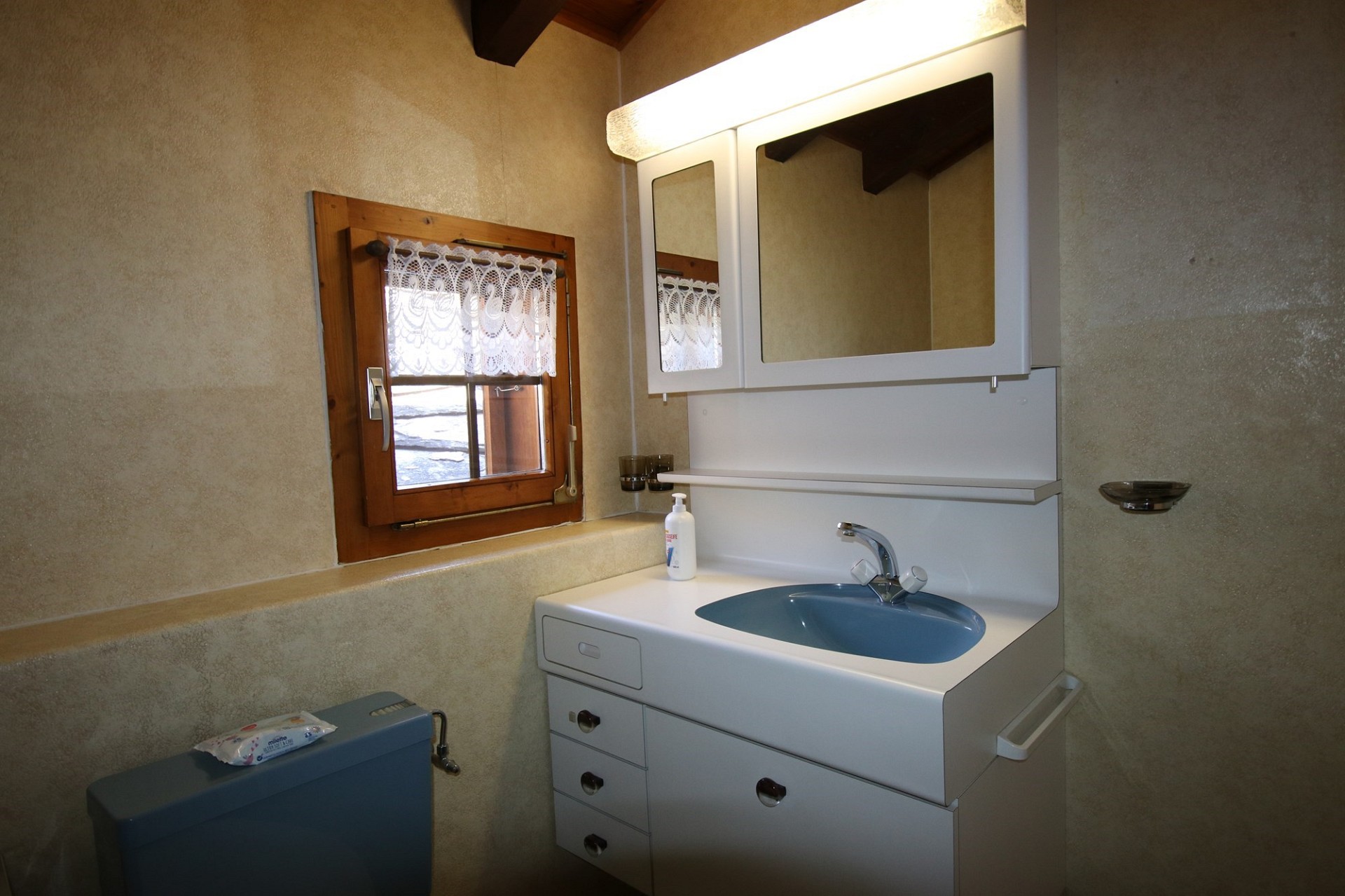 Kleines Badezimmer mit Waschtisch und Fenster