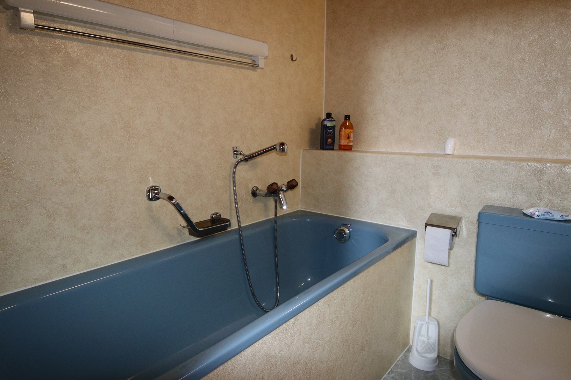 Badezimmer mit Badewanne und WC