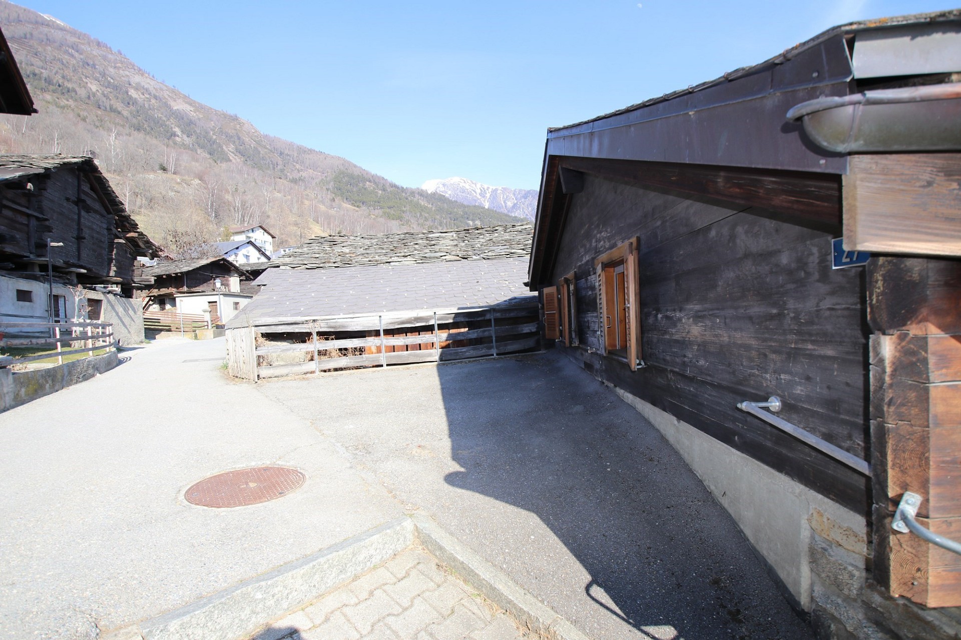 Alpiner Außenbereich mit Holzhäusern