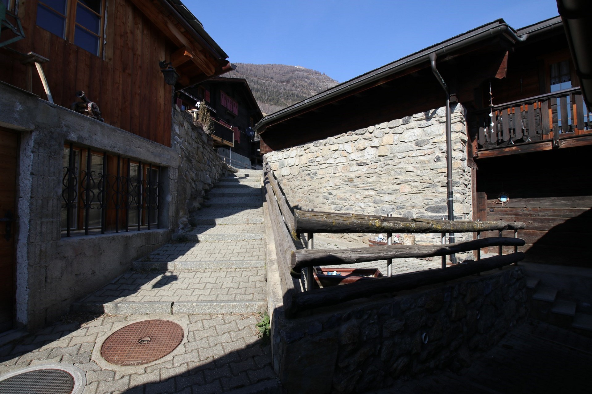 Alpenartige Außenansicht mit Steg und Treppenanlage