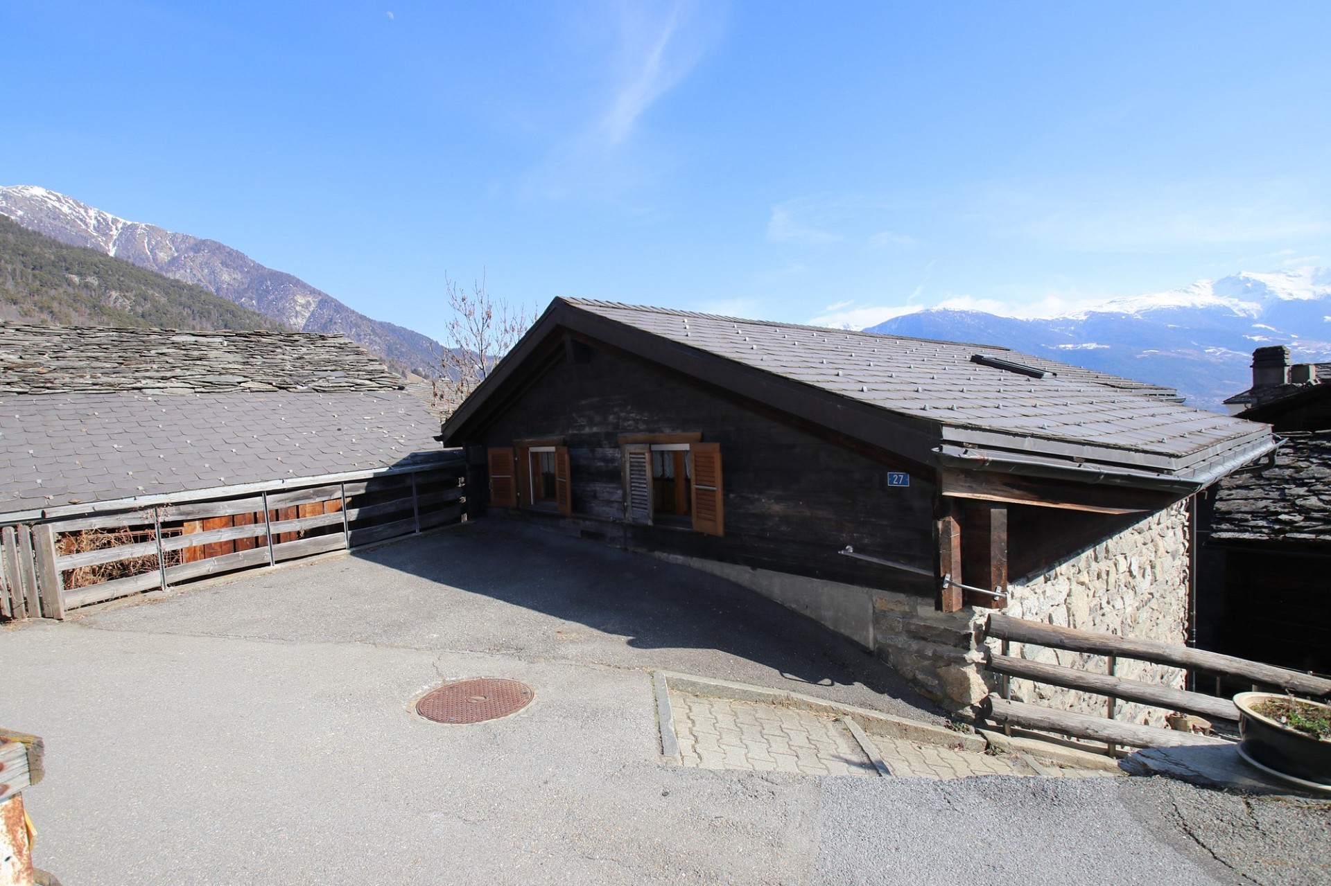 Alpines Wohnhaus mit Bergblick