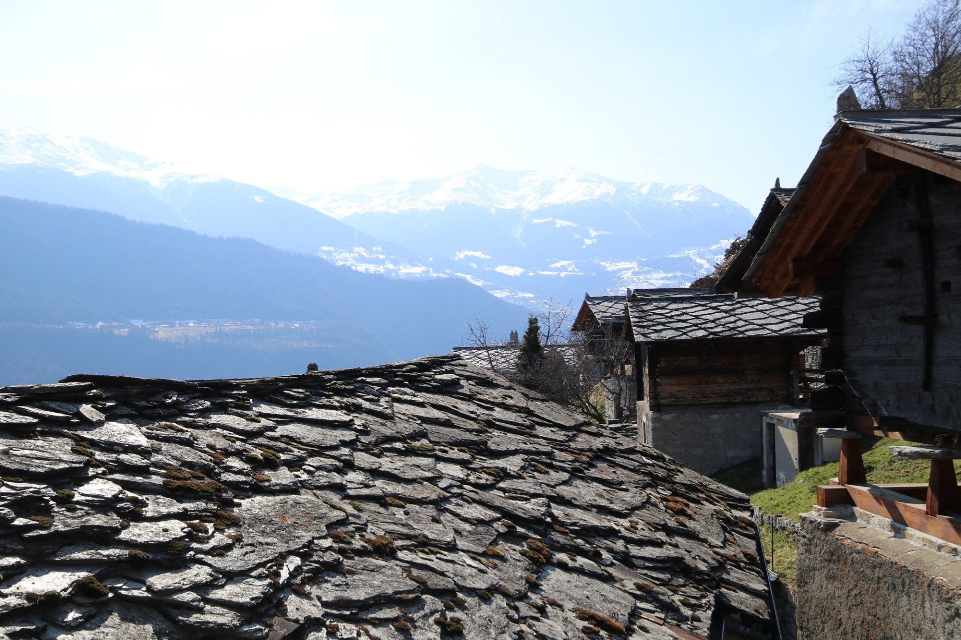 Alpine Landschaft mit Chaletdächern