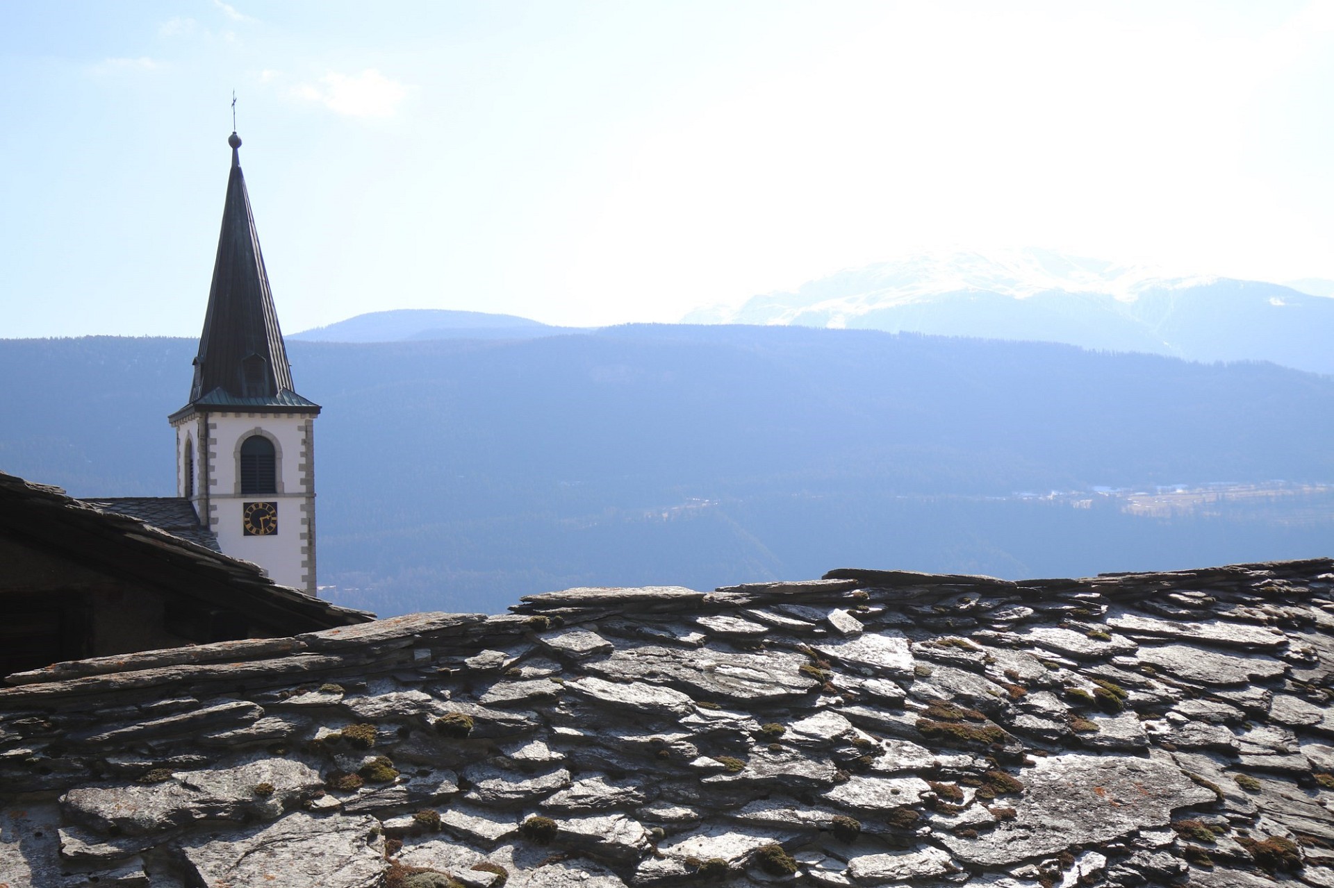 Kirchturm mit Bergpanorama